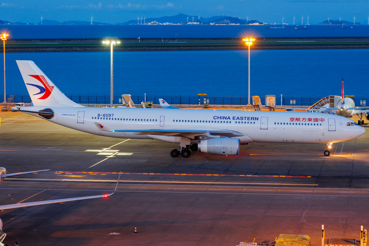 Full size: China Eastern Airlines Airbus A330-300 B-6097 at Macau International Airport