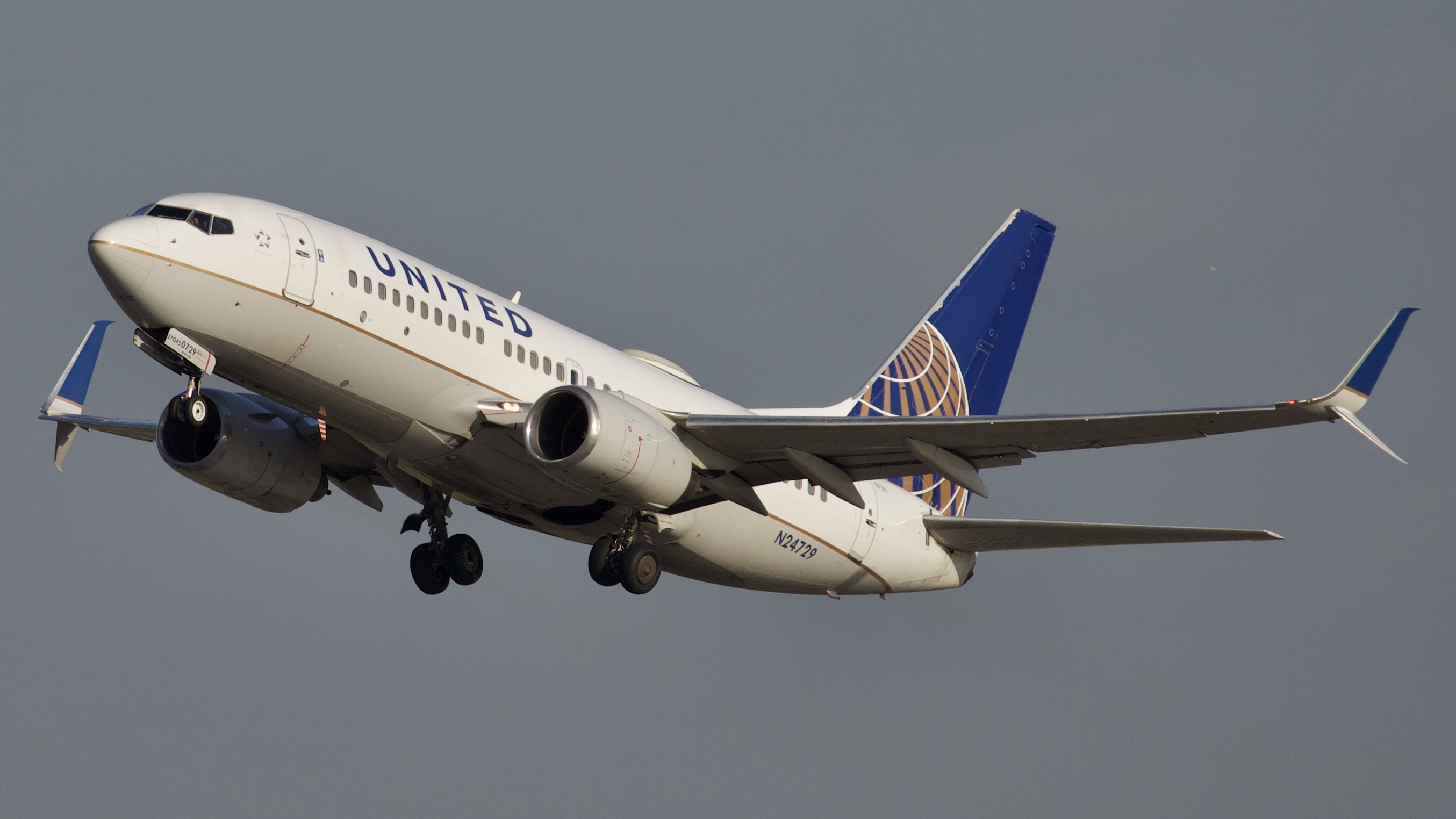 Full size: United Airlines Boeing 737-700 N24729 at Houston-George Bush Intercontinental Airport
