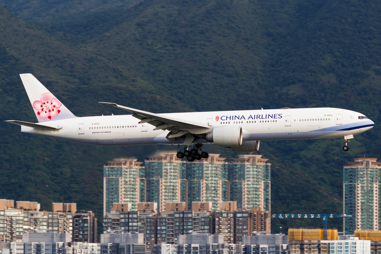 Full size: China Airlines Boeing 777-300ER B-18002 at Hong Kong International Airport