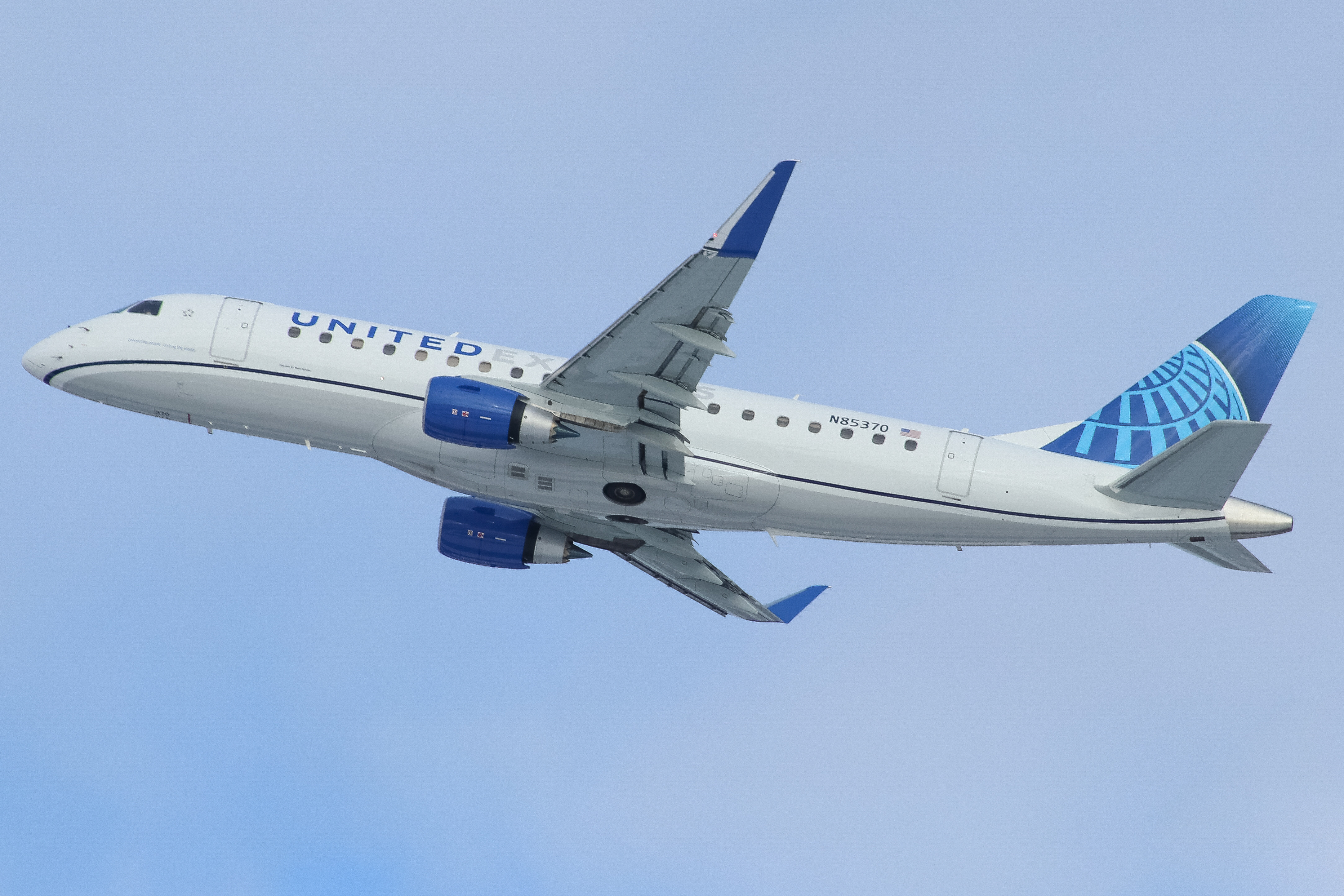 Full size: United Express Embraer E175 N85370 at Philadelphia International Airport