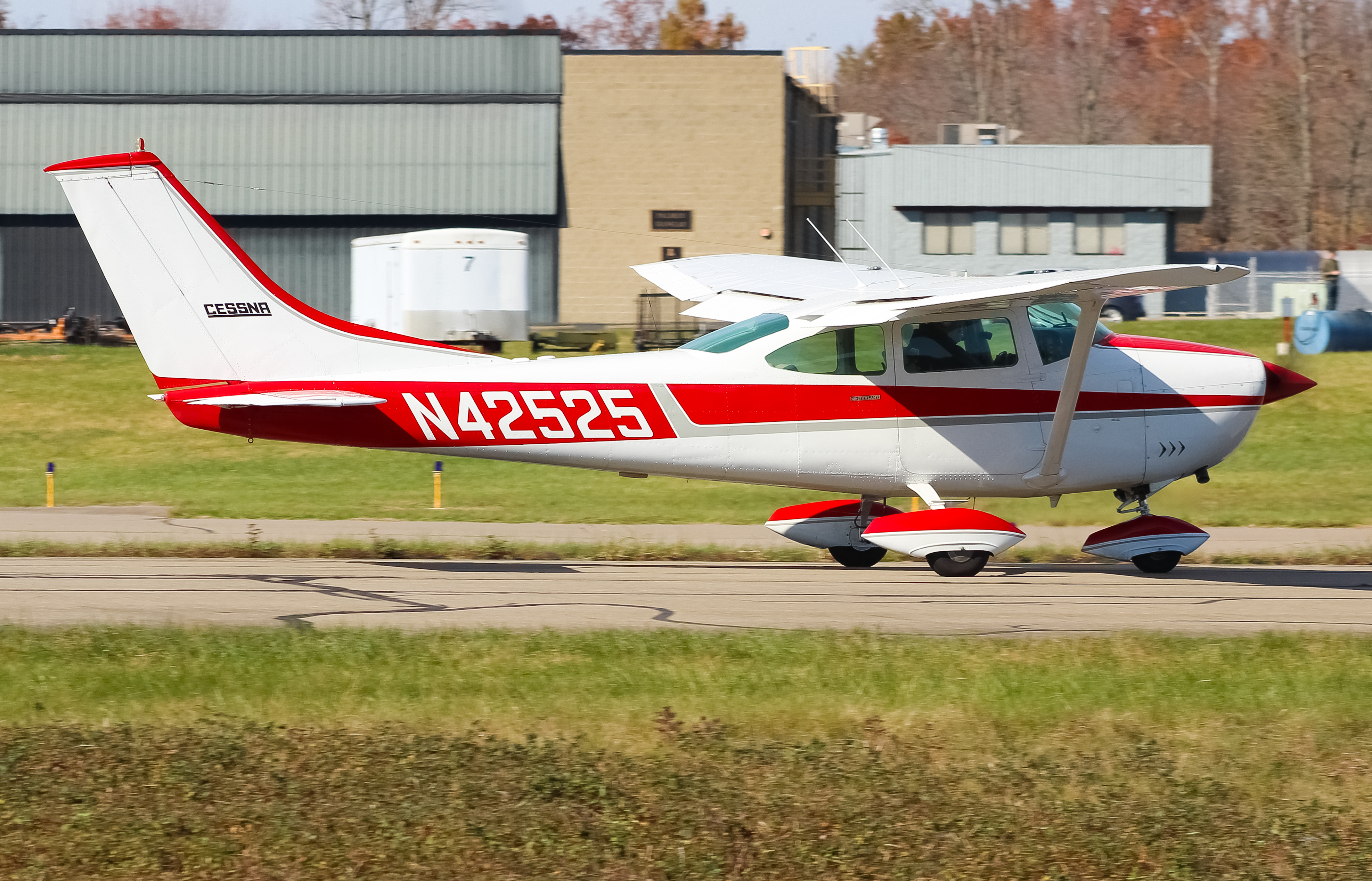 Full size: PRIVATE  Cessna 182 Skylane N42525 at Clermont County Airport