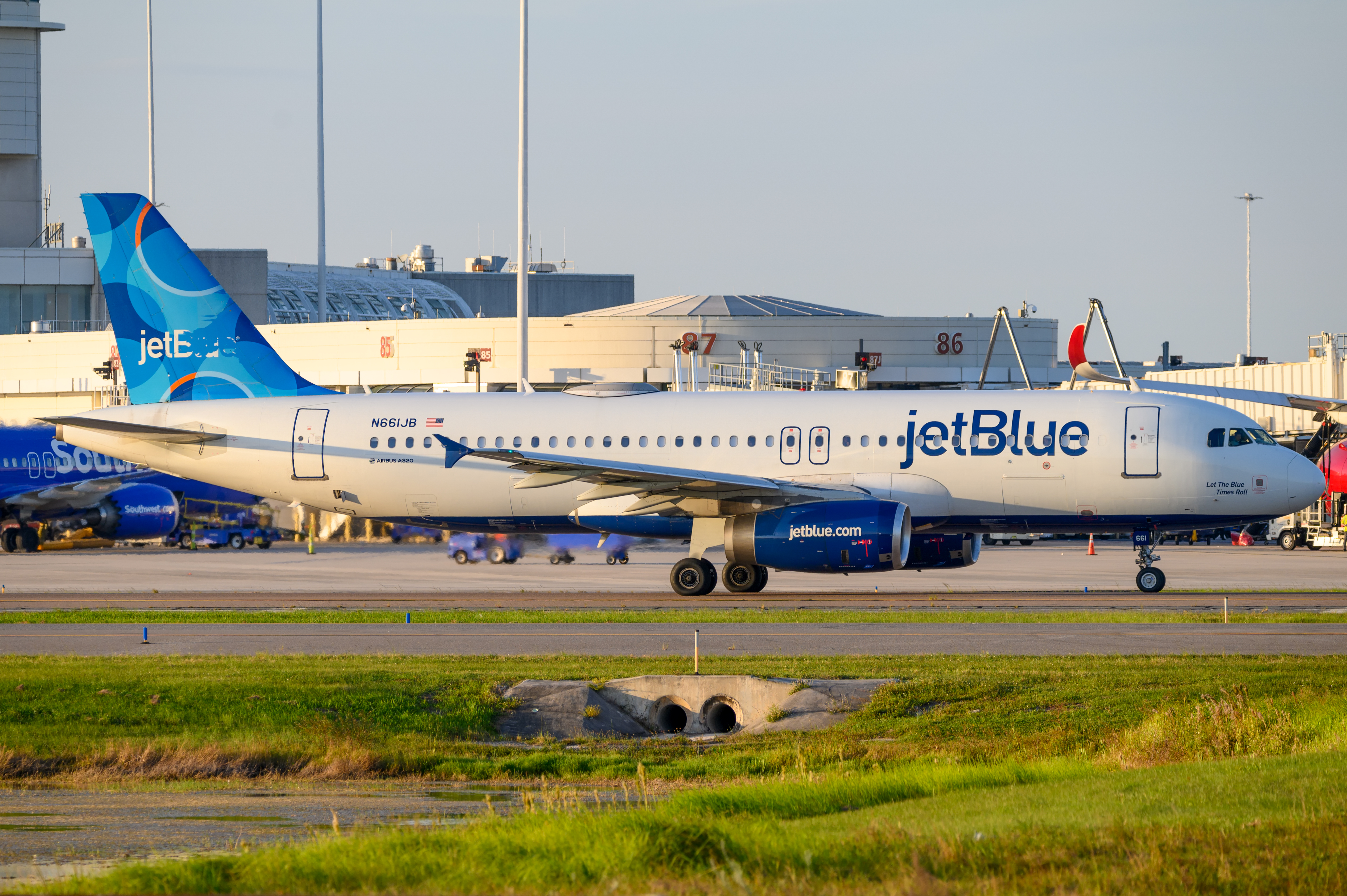 Full size: JetBlue Airways Airbus A320 N661JB at Orlando International Airport