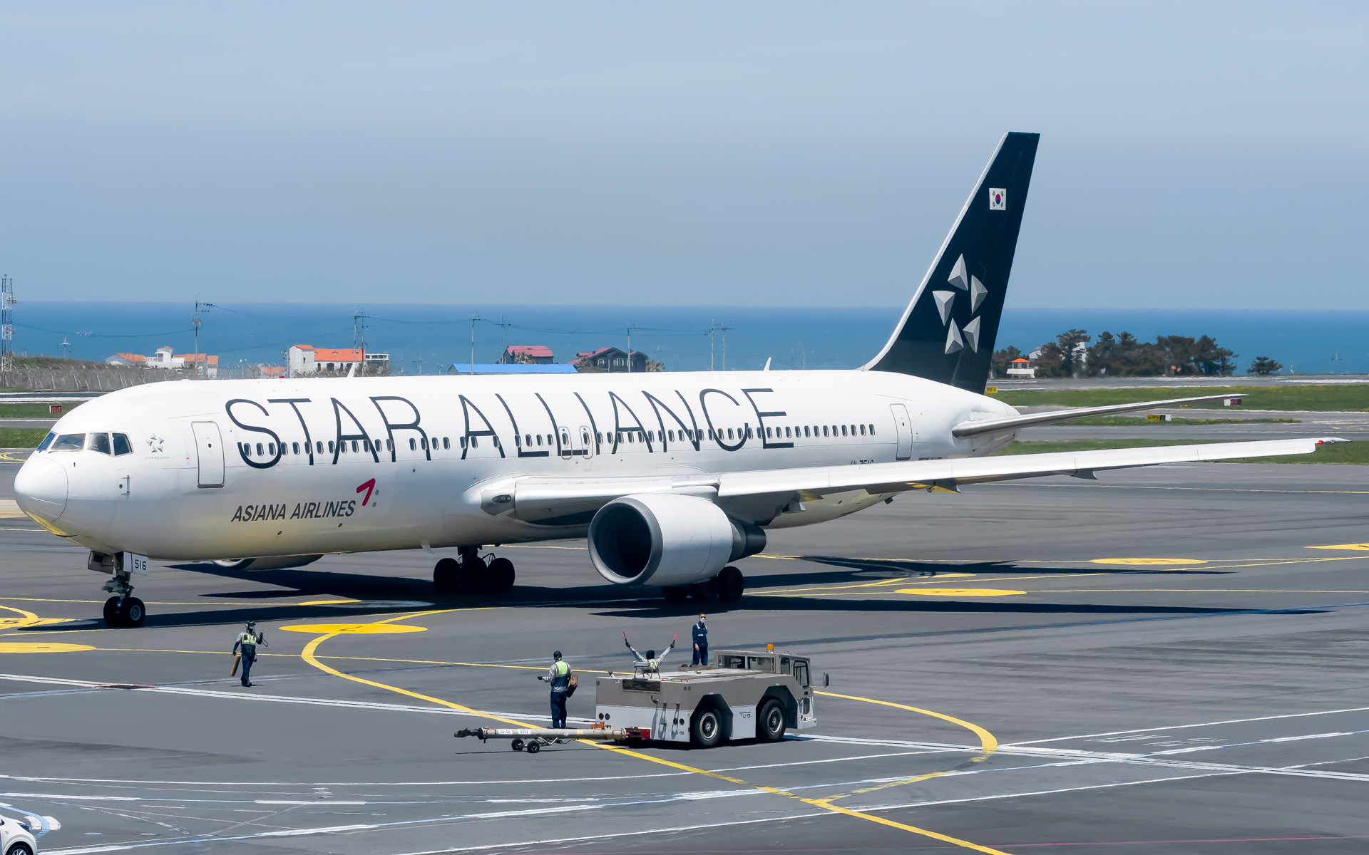 Full size: Asiana Airlines Boeing 767-300 HL7516 at Jeju International Airport