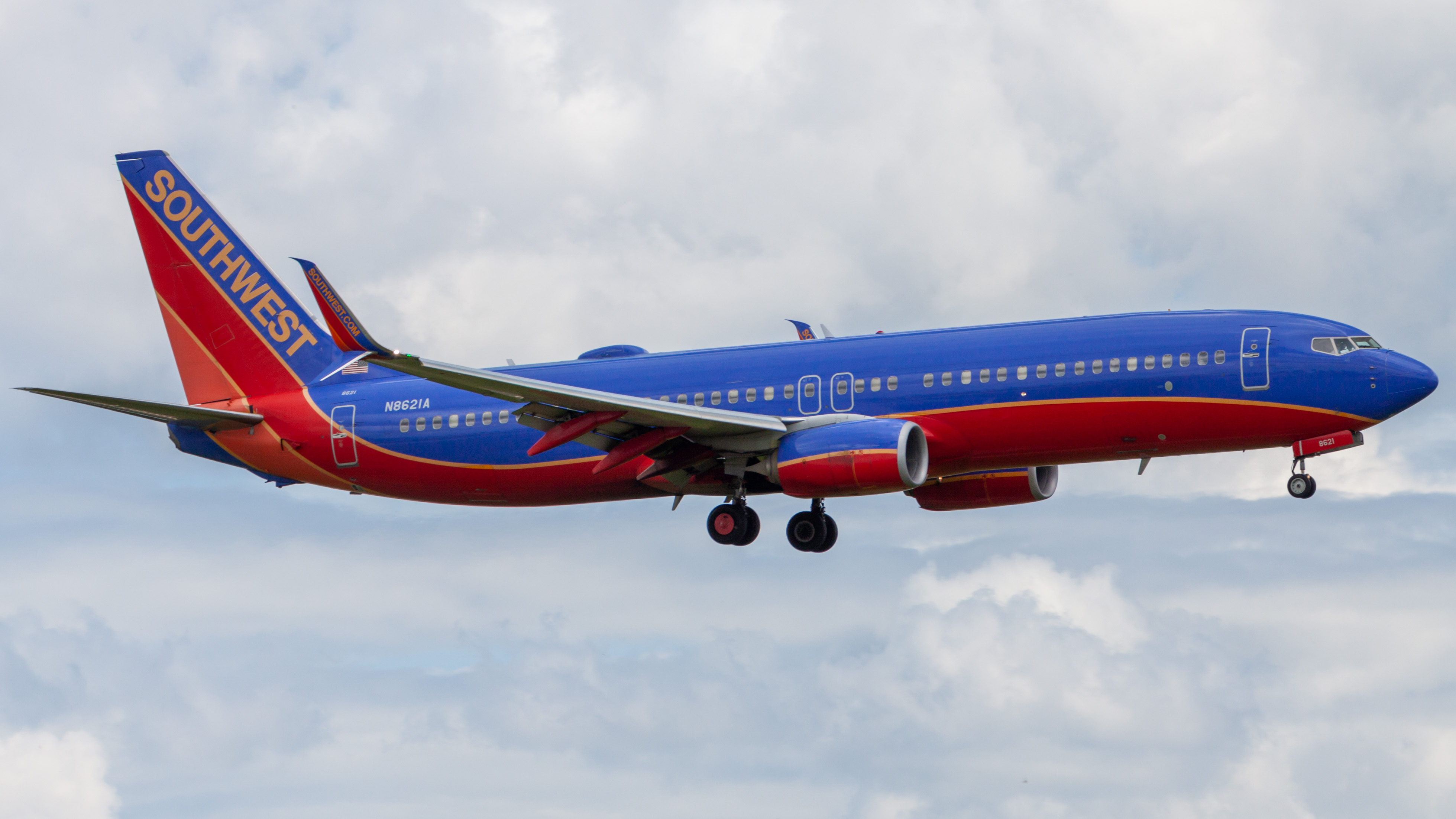 Full size: Southwest Airlines Boeing 737-800 N8621A at Orlando International Airport