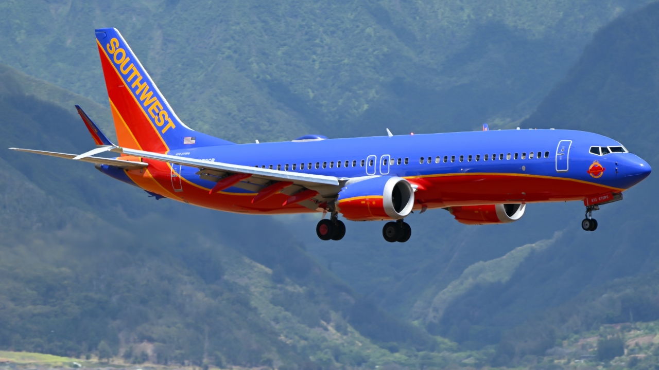 Full size: Southwest Airlines Boeing 737 MAX 8 N872CB at Kahului Airport