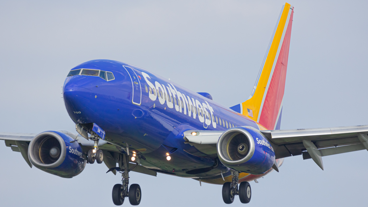 Full size: Southwest Airlines Boeing 737-700 N218WN at John Glenn Columbus International Airport