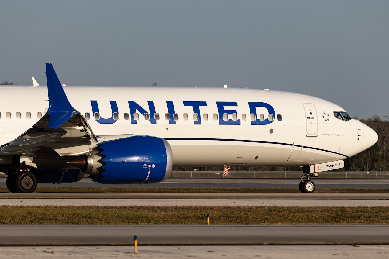 Full size: United Airlines Boeing 737 MAX 9 N77559 at Orlando International Airport