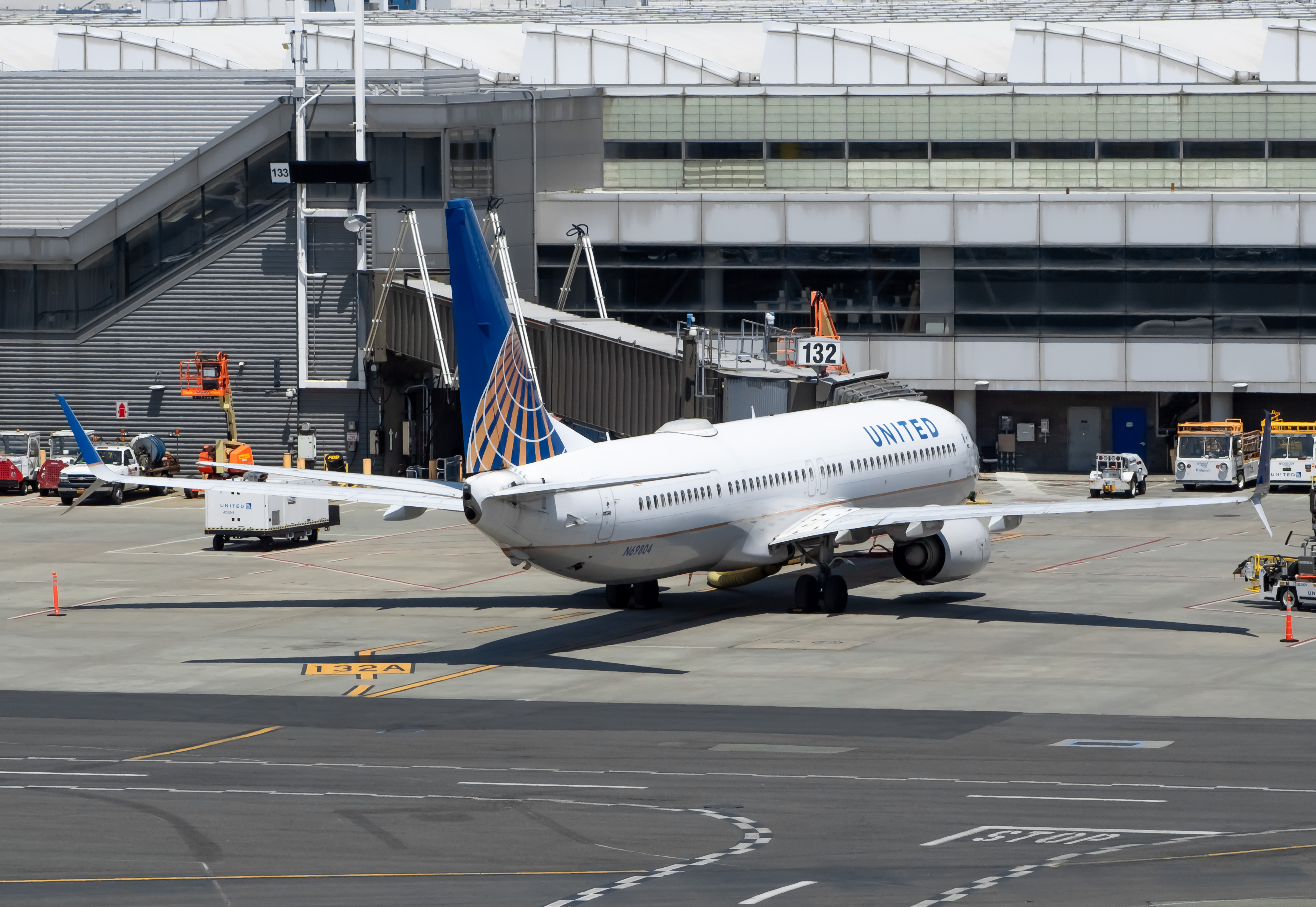 Full size: United Airlines Boeing 737-900ER N69804 at Newark Liberty International Airport