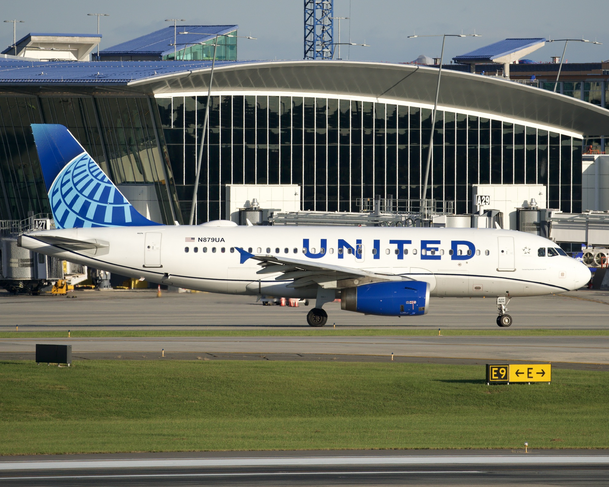 Full size: United Airlines Airbus A319 N879UA at Charlotte/Douglas International Airport