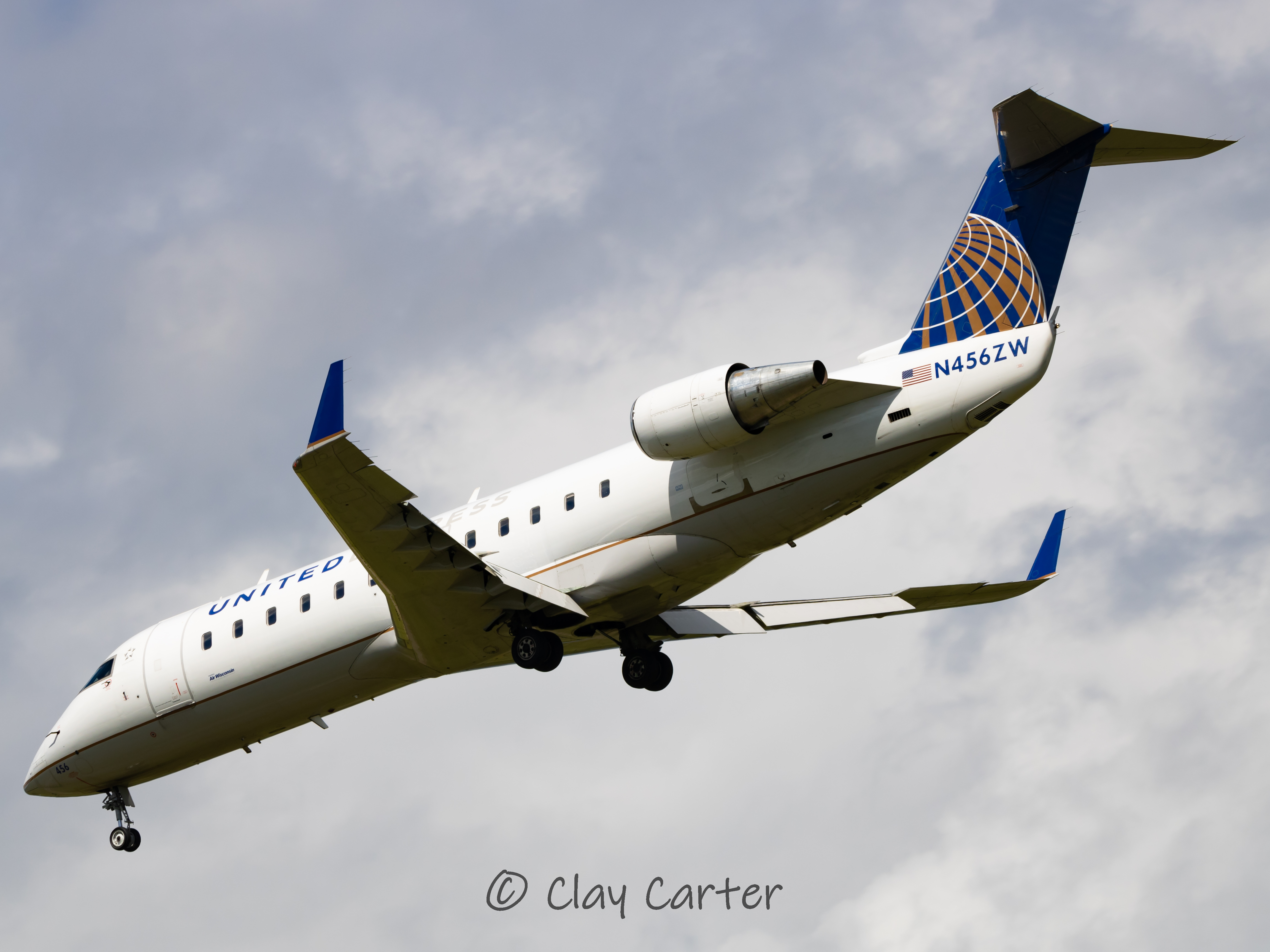 Full size: United Express Mitsubishi CRJ-200 N456ZW at Washington Dulles International Airport