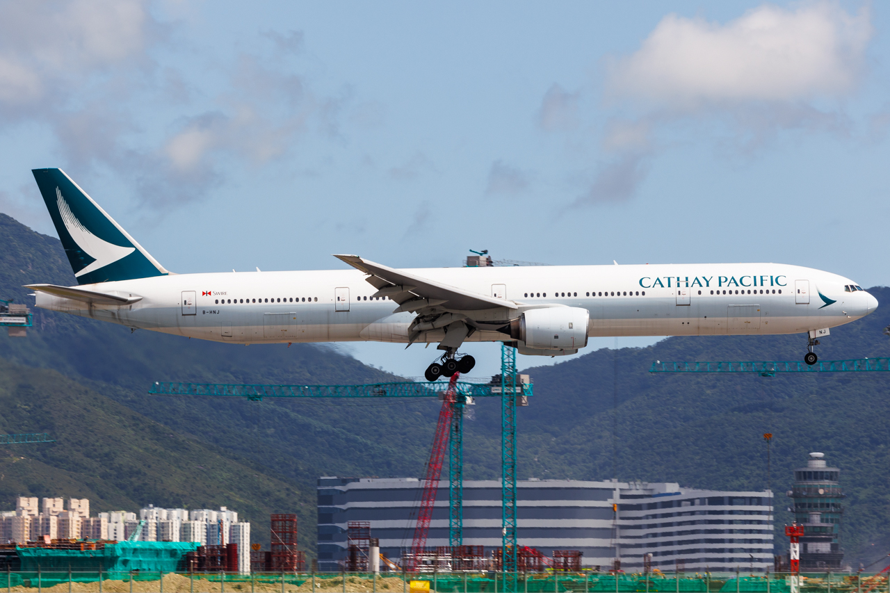 Full size: Cathay Pacific Boeing 777-300 B-HNJ at Hong Kong International Airport