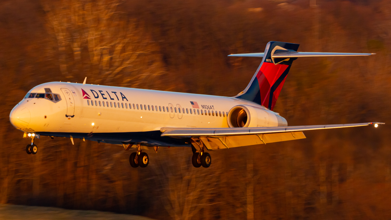 Full size: Delta Airlines Boeing 717-200 N926AT at John Glenn Columbus International Airport