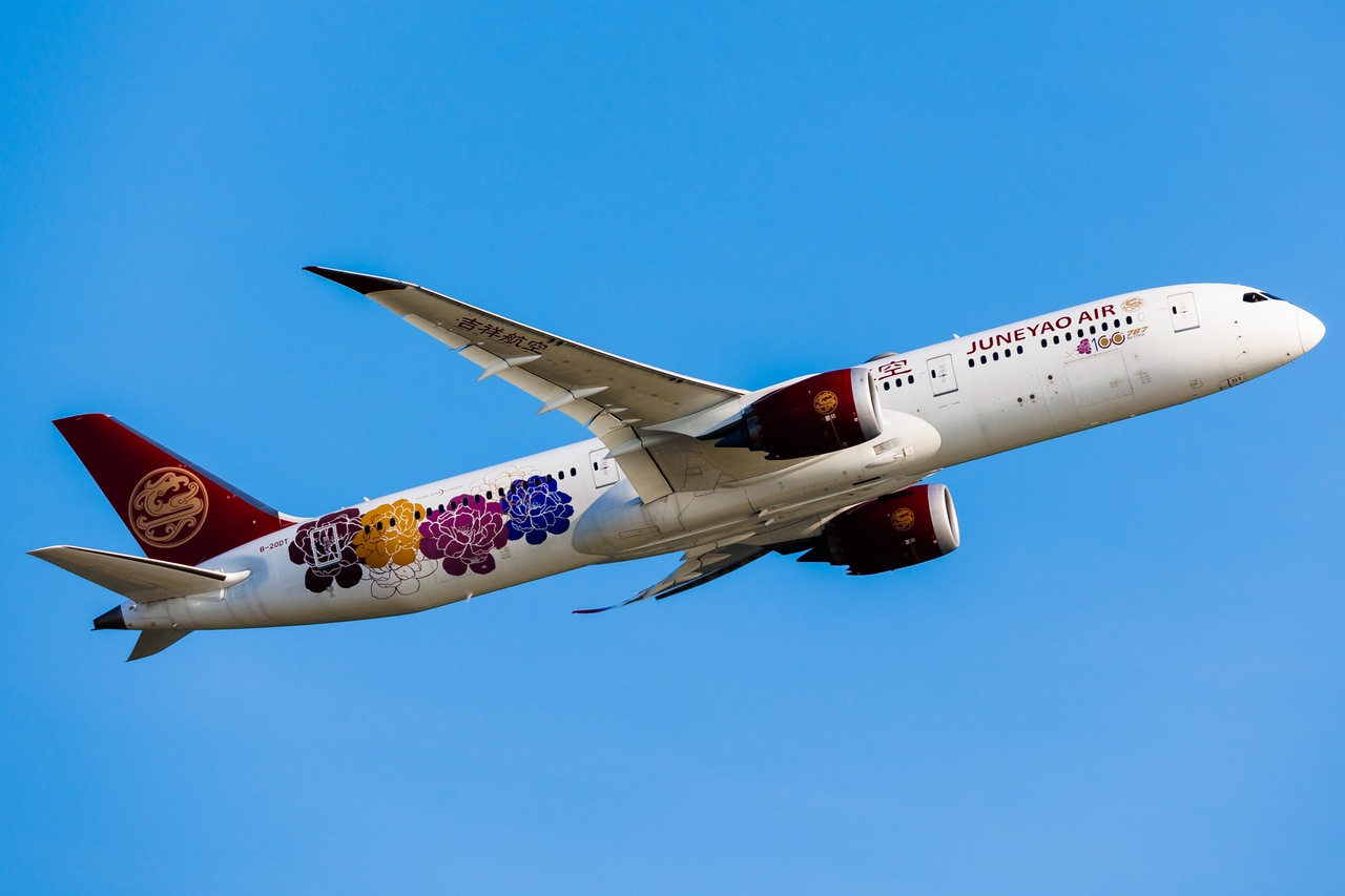 Full size: Juneyao Airlines Boeing 787-9 B-20DT at Hong Kong International Airport