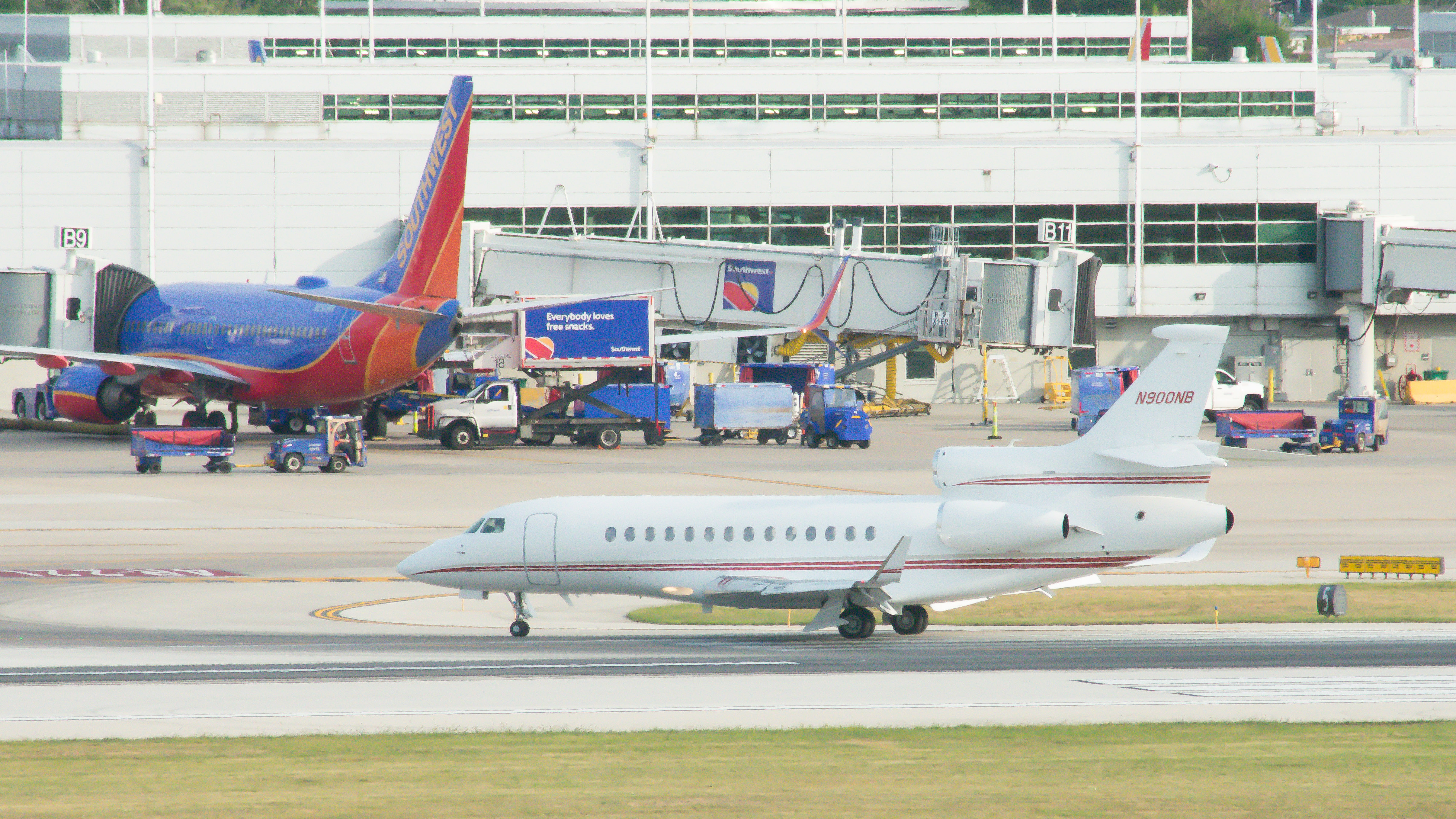 Full size: PRIVATE Dassault Falcon 7X N900NB at Chicago Midway International Airport