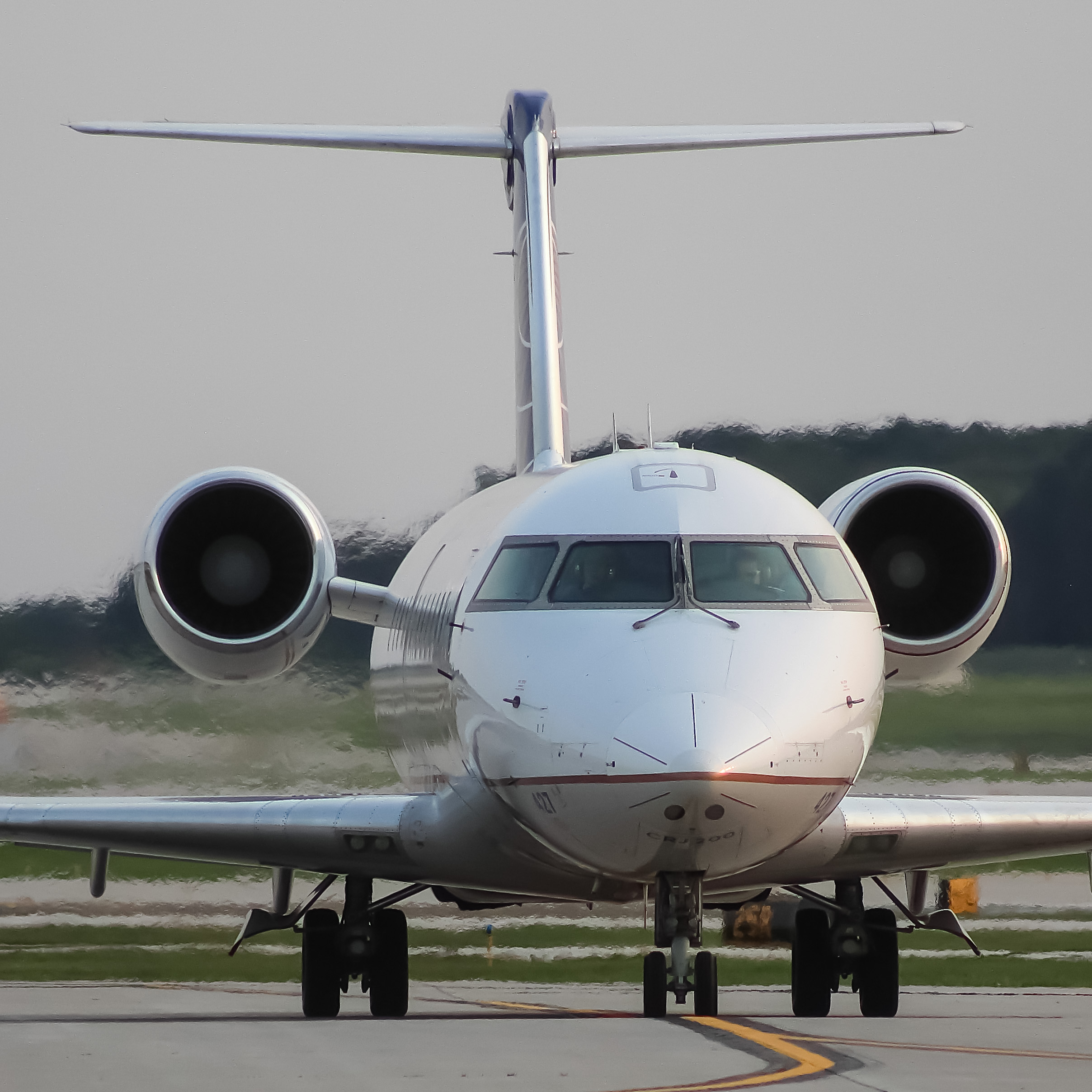 Full size: United Express Bombardier CRJ-200 N427ZW at General Mitchell International Airport