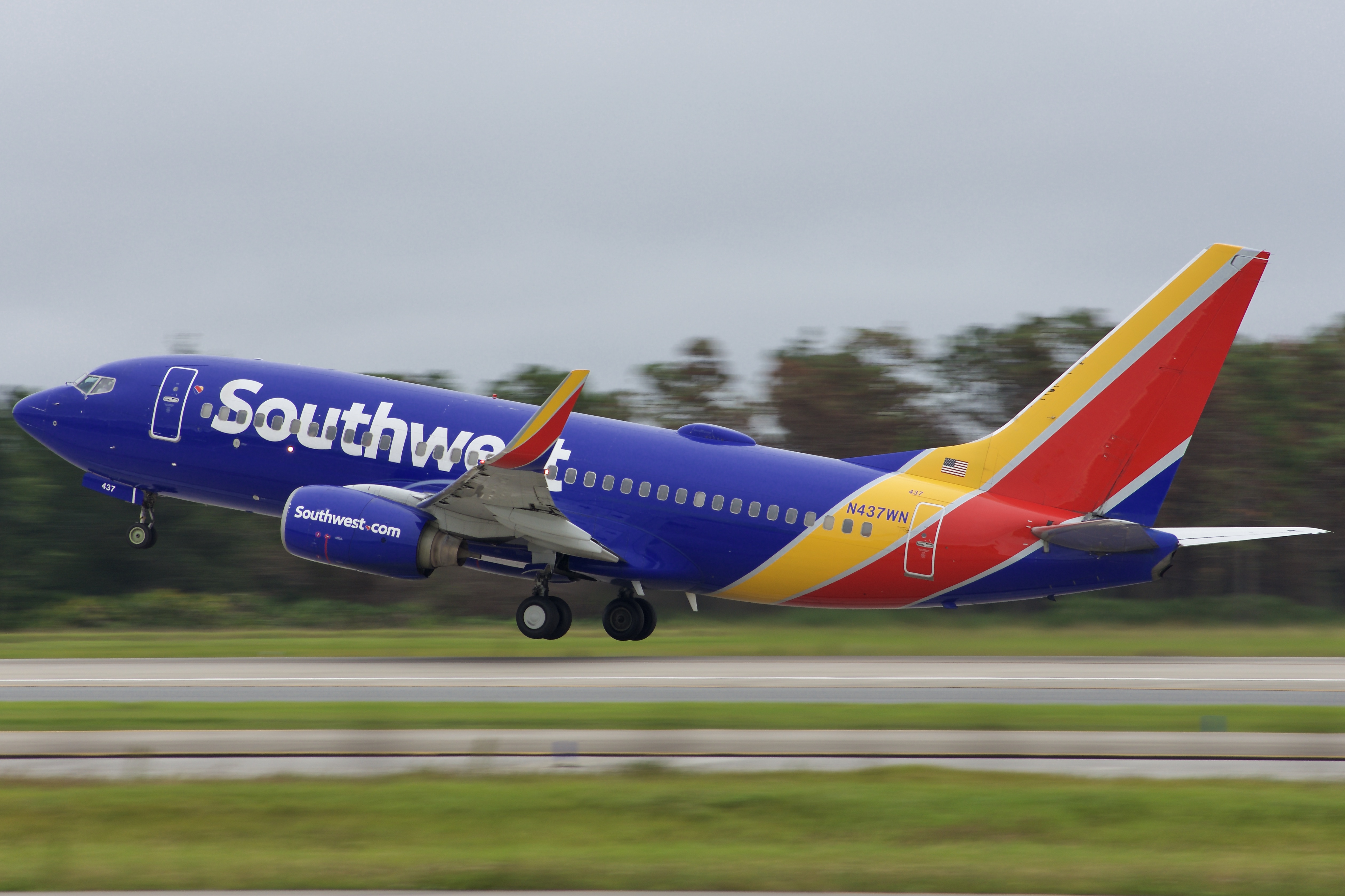 Full size: Southwest Airlines Boeing 737-700 N437WN at Orlando International Airport