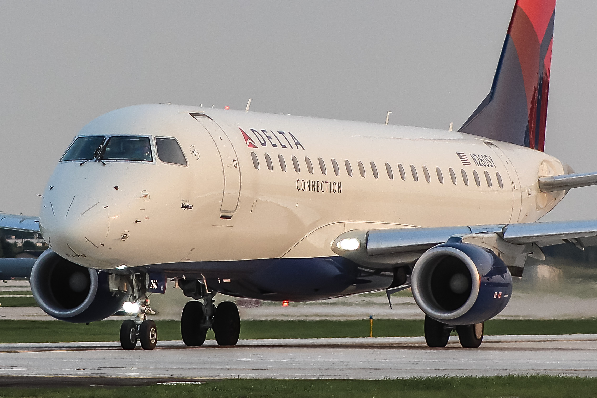 Full size: Delta Connection Embraer E175 N260SY at General Mitchell International Airport