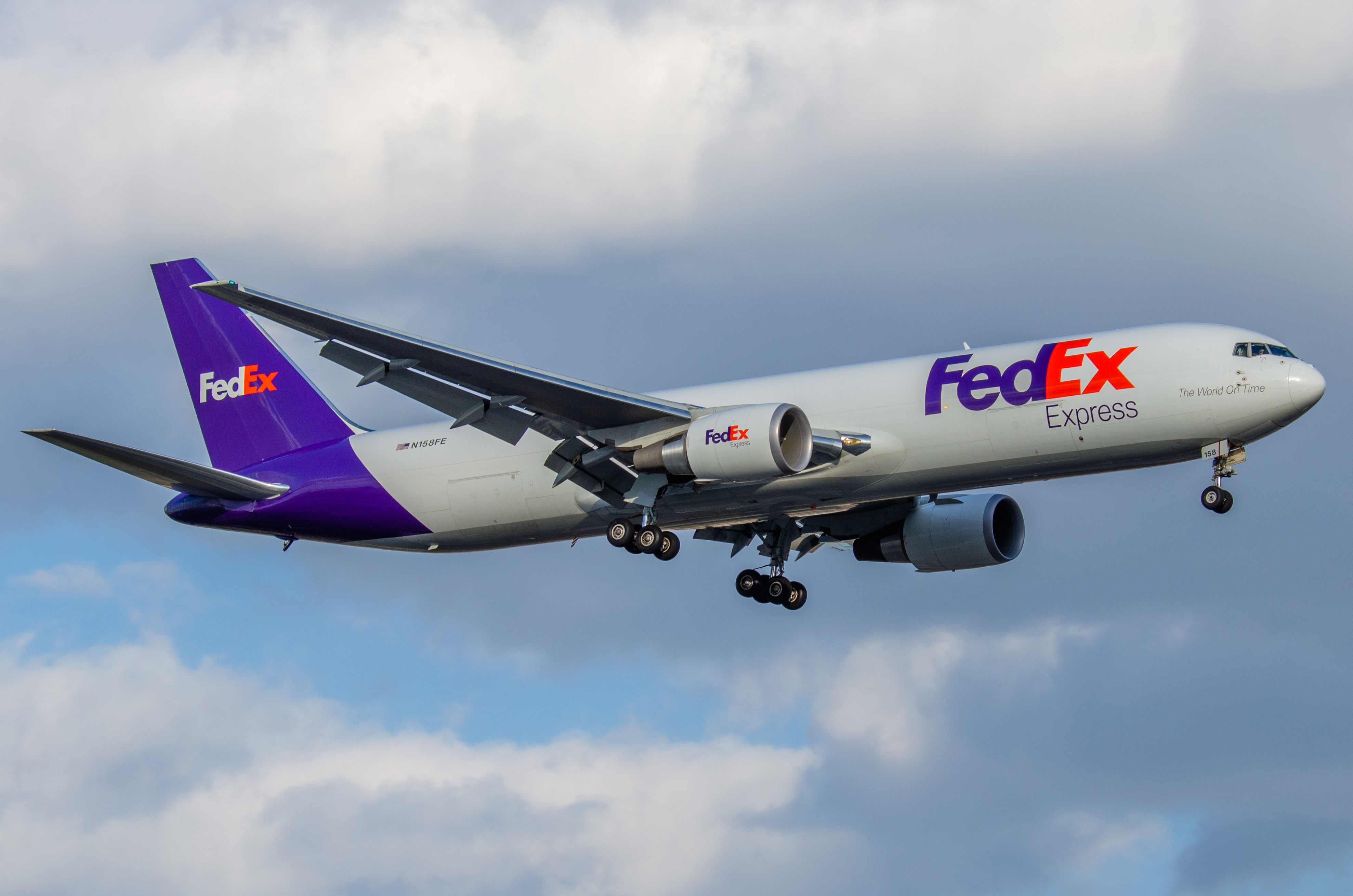 Full size: FedEx Boeing 767-300F N158FE at Newark Liberty International Airport