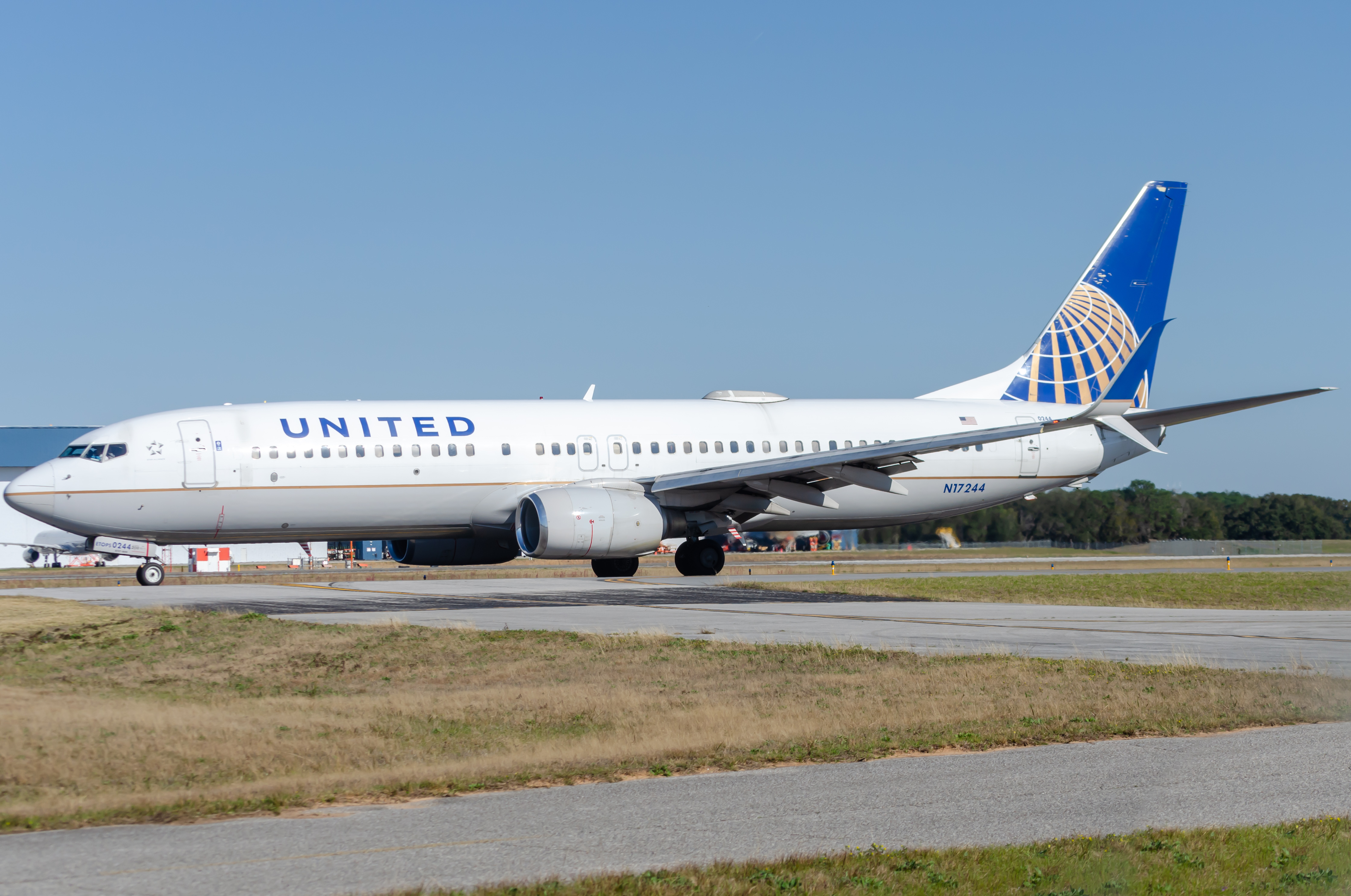 Full size: United Airlines Boeing 737-800 N17244 at Pensacola International Airport
