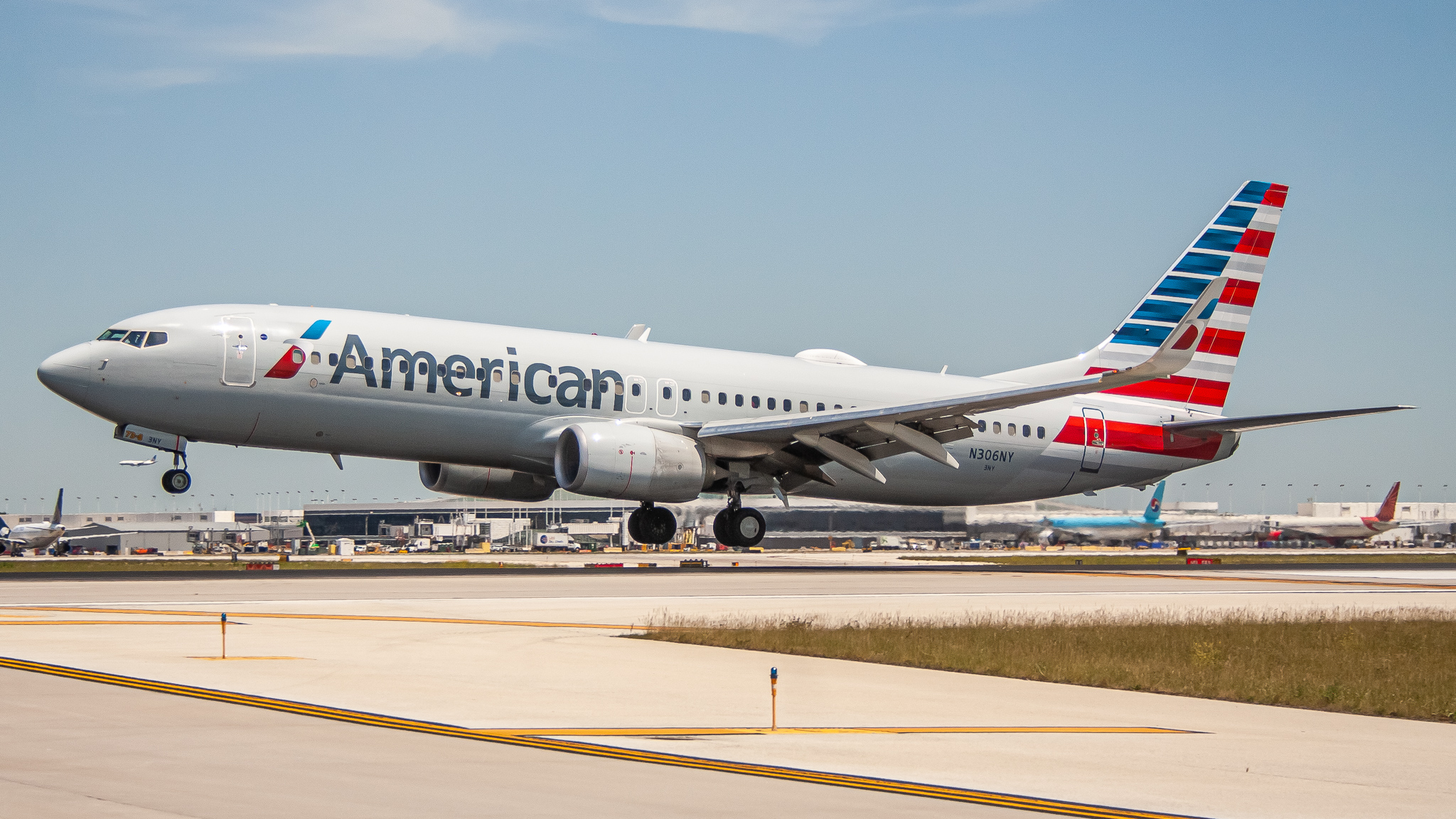 Full size: American Airlines Boeing 737-800 N306NY at Chicago O'Hare International Airport