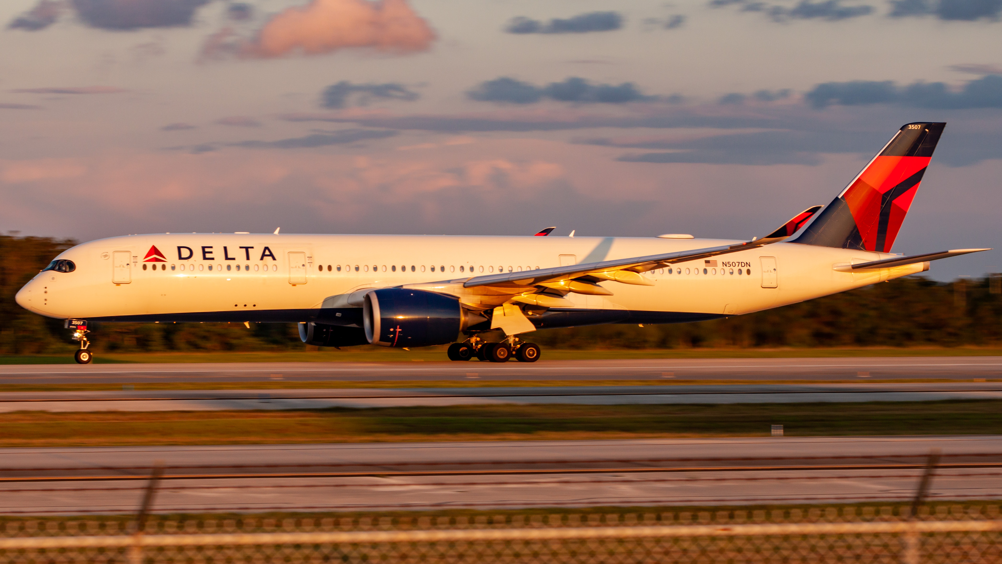 Full size: Delta Airlines Airbus A350-900 N507DN at Orlando International Airport