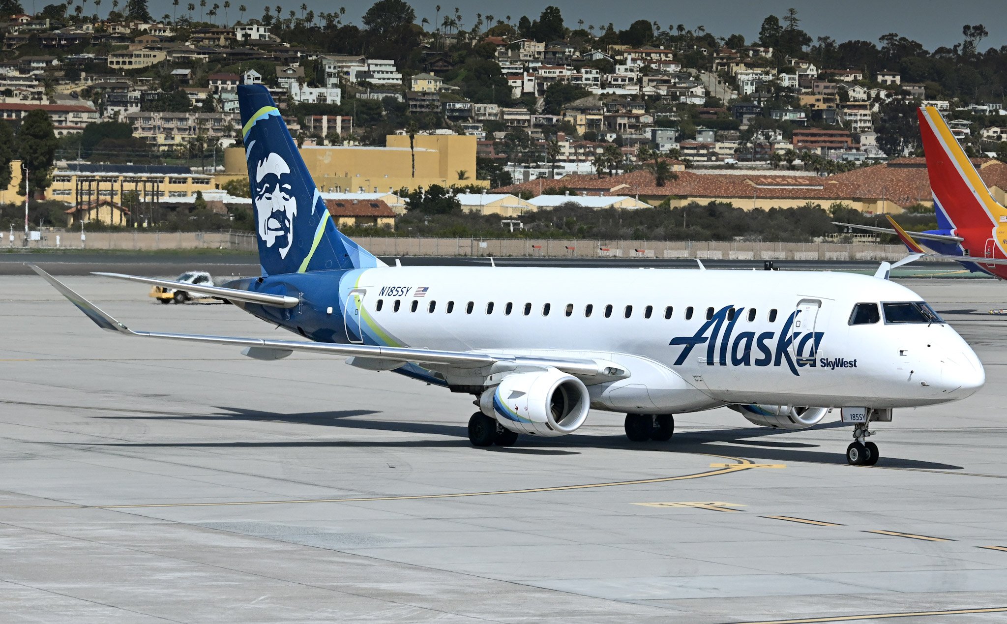 Full size: Alaska Airlines Embraer E175 N185SY at San Diego International Airport