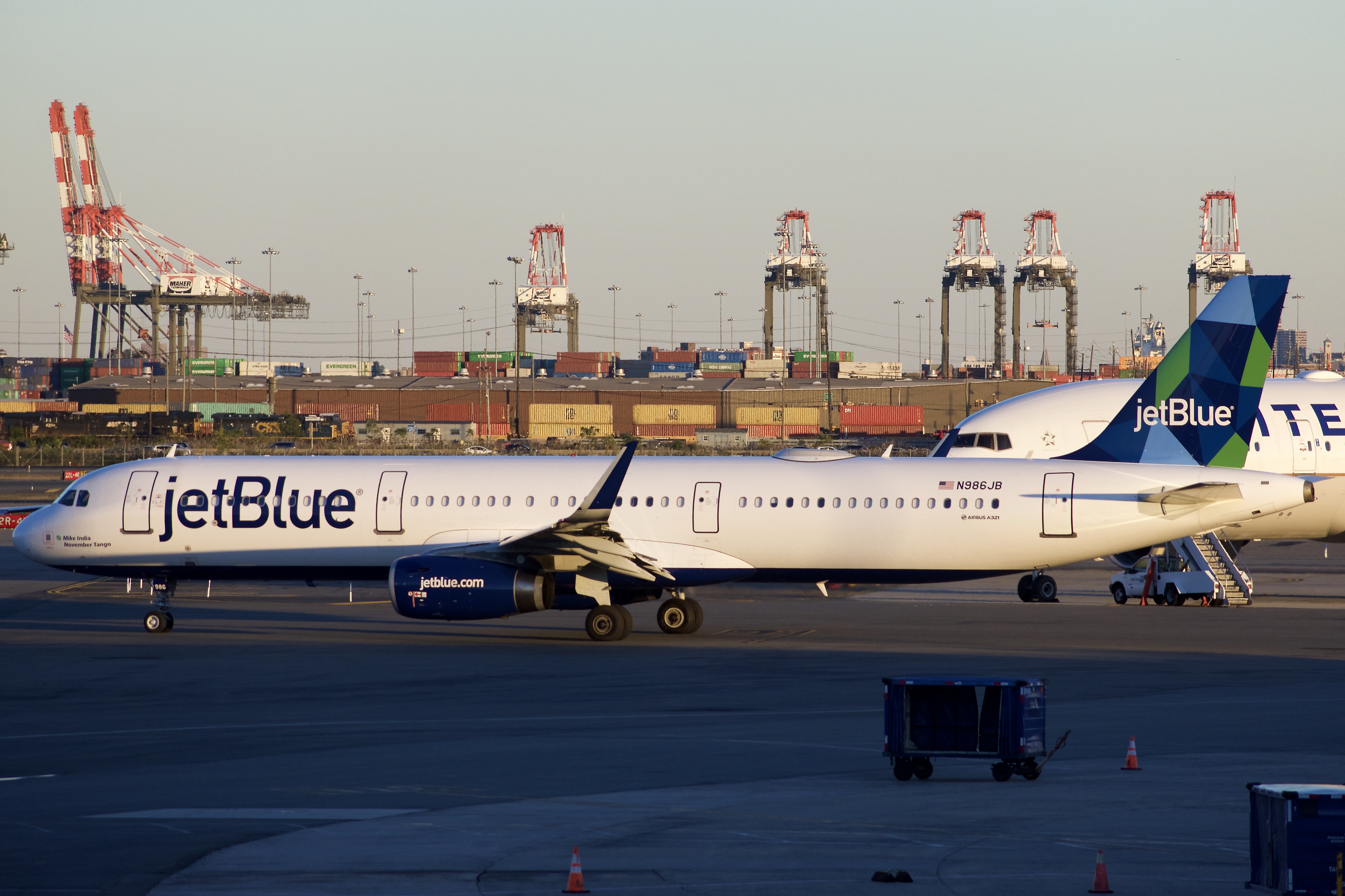 Full size: JetBlue Airways Airbus A321-200 N986JB at Newark Liberty International Airport