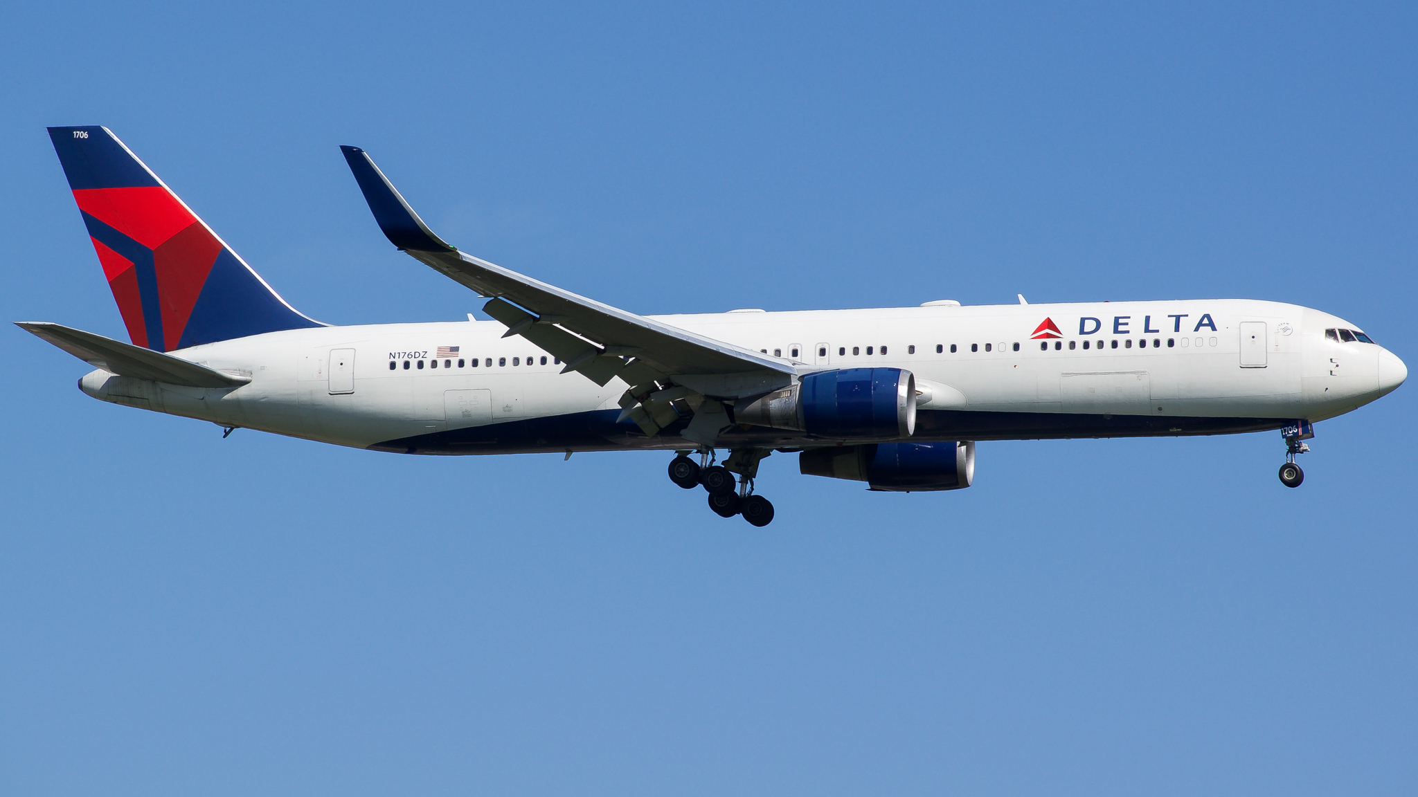 Full size: Delta Airlines Boeing 767-300ER N176DZ at John F. Kennedy International Airport