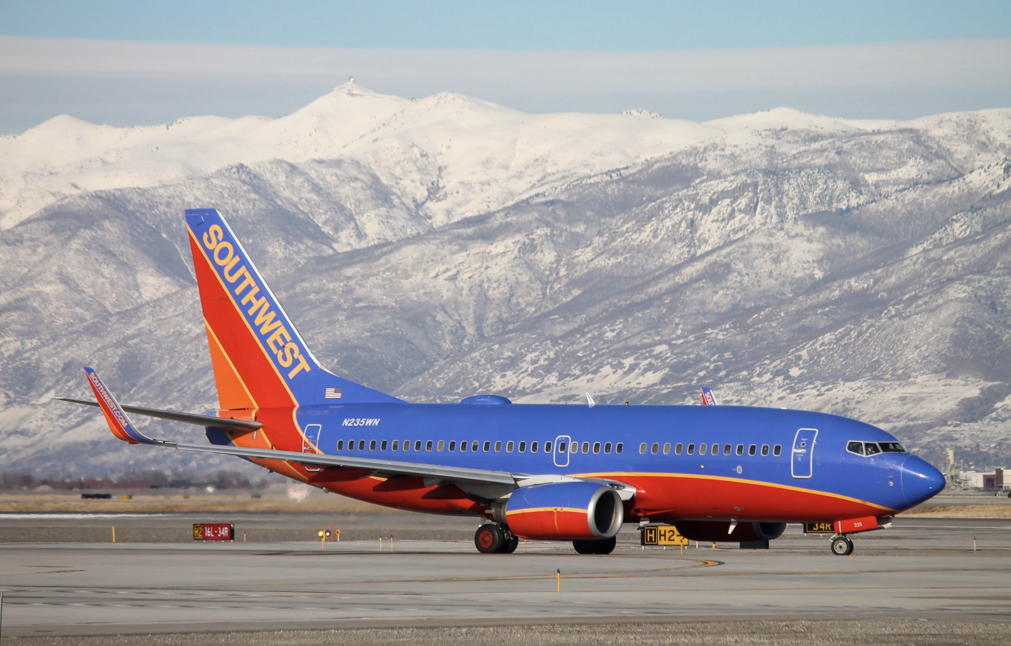 Full size: Southwest Airlines Boeing 737-700 N235WN at Salt Lake City International Airport
