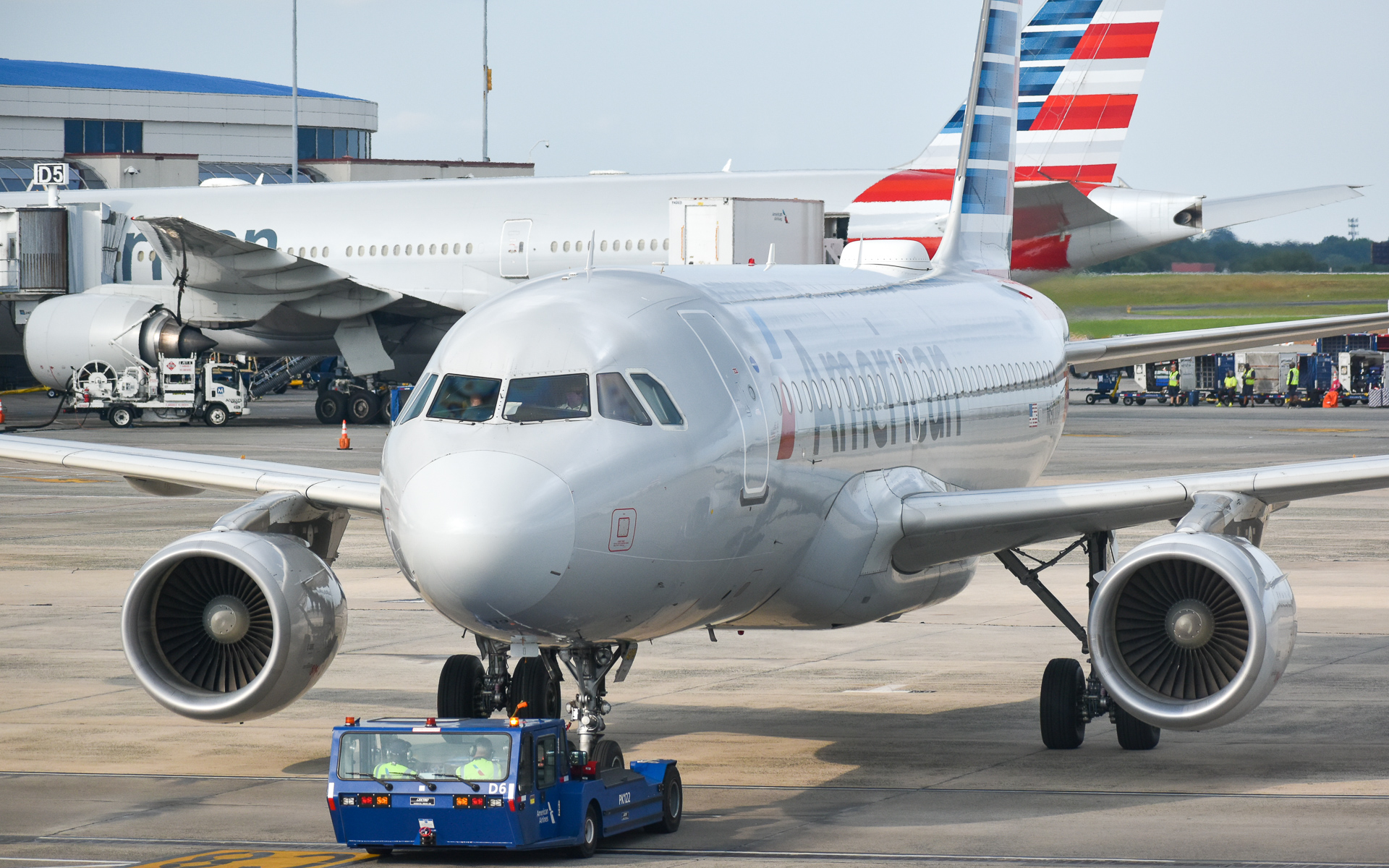 Full size: American Airlines Airbus A319 N9011P at Charlotte/Douglas International Airport