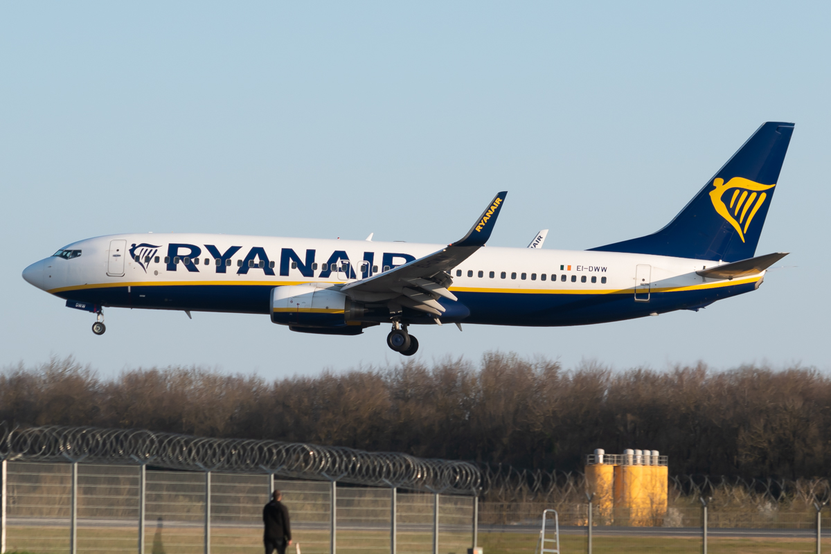 Full size: RyanAir Boeing 737-800 EI-DWW at Luxembourg Findel Airport