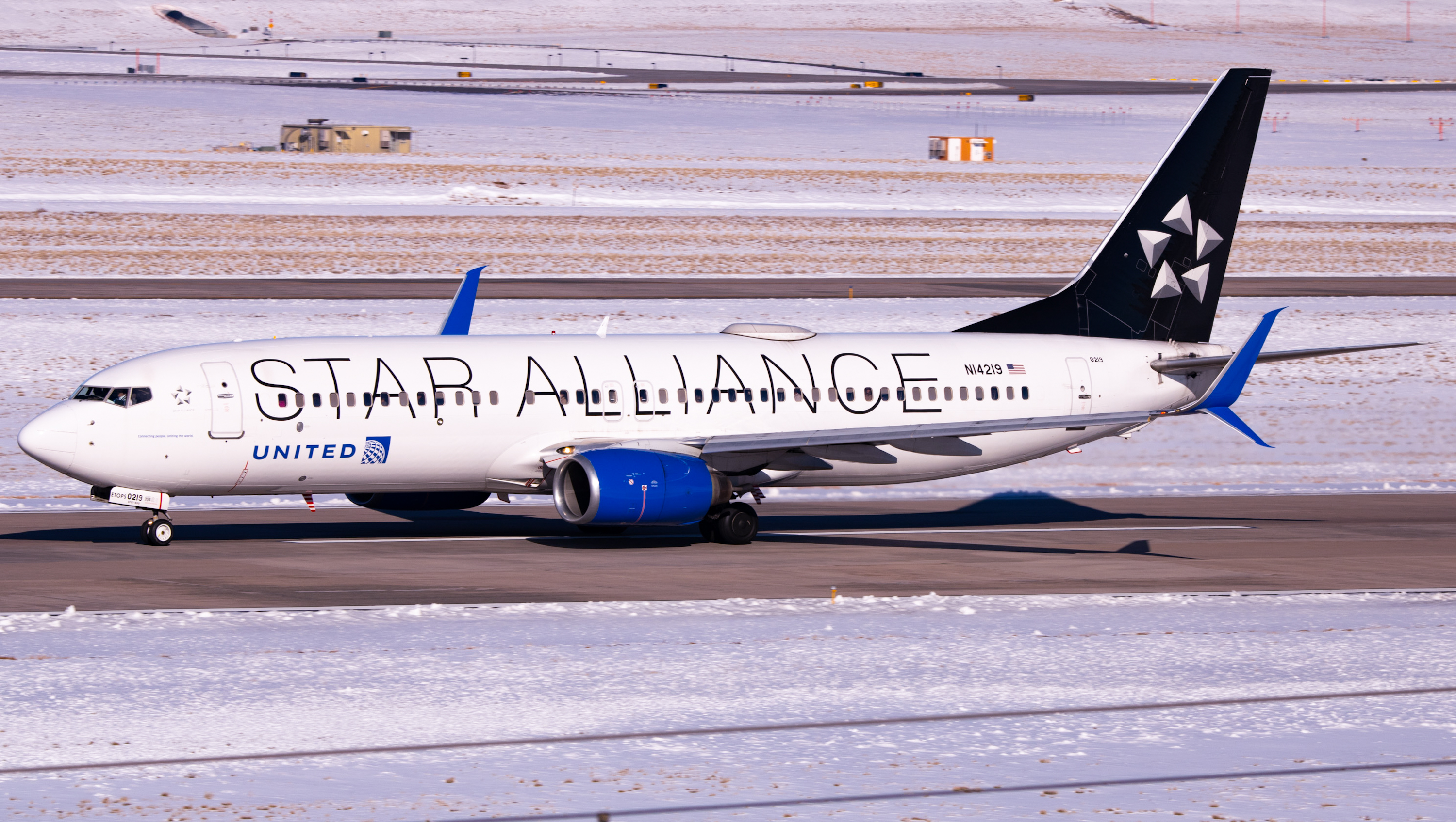 Full size: United Airlines Boeing 737-800 N14219 at Denver International Airport