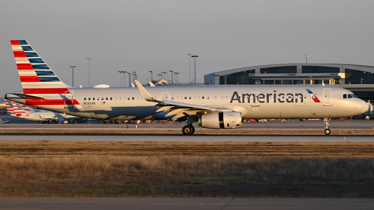 Full size: American Airlines Airbus A321-200 N130AN at Dallas-Fort Worth International Airport