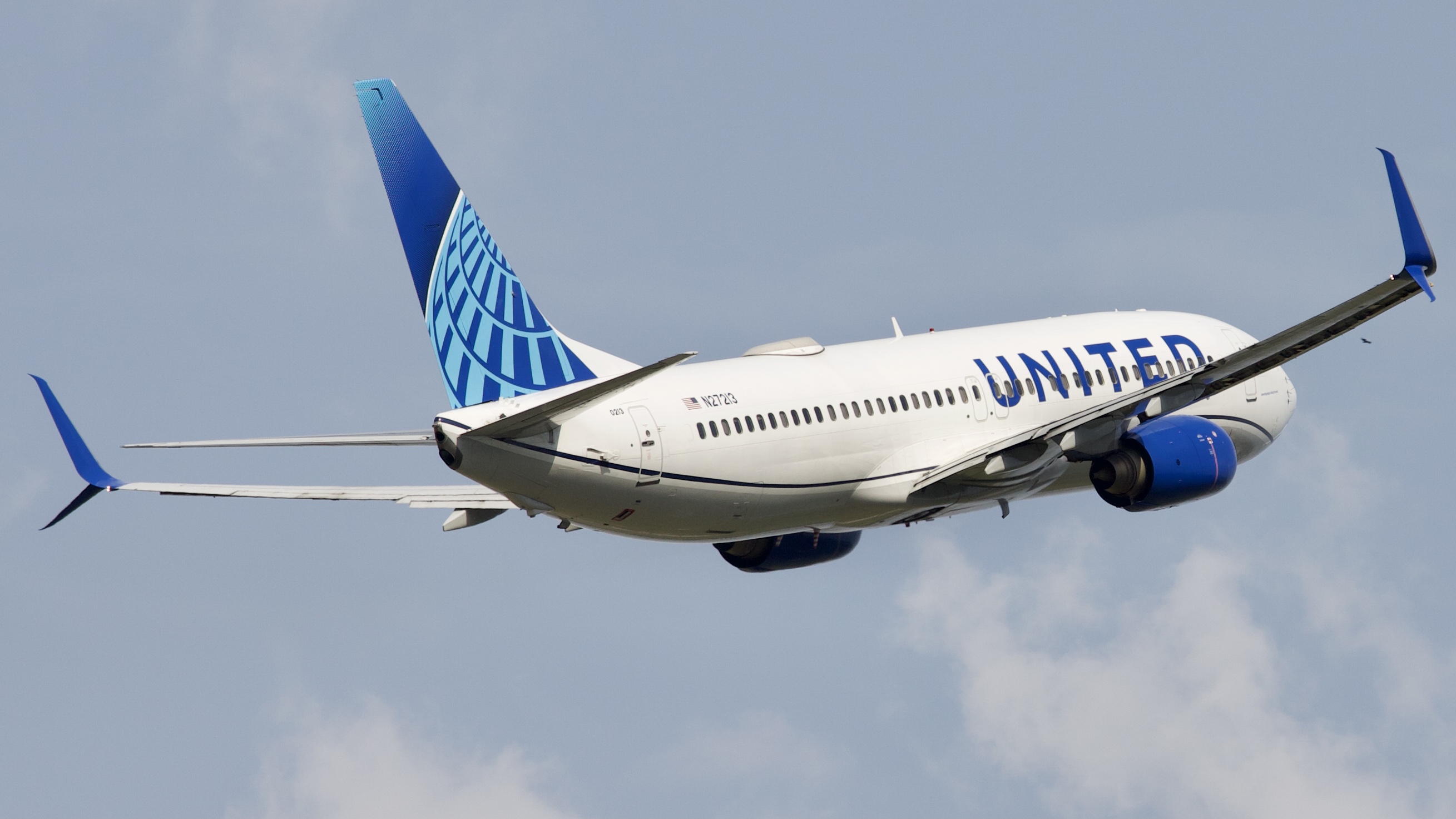 Full size: United Airlines Boeing 737-800 N27213 at Houston-George Bush Intercontinental Airport