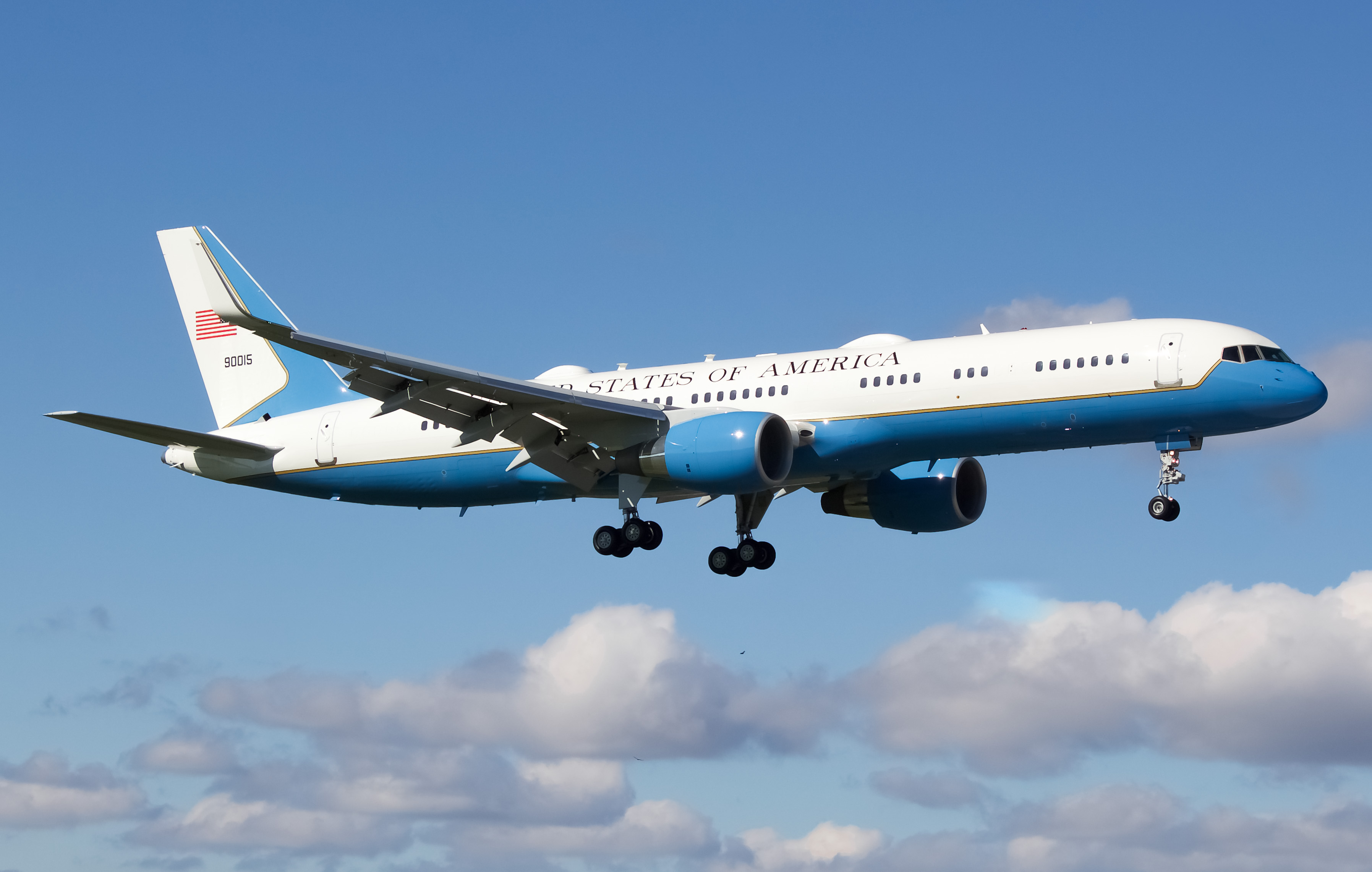 Full size: USAF - United States Air Force Boeing C-32 09-0015 at Trenton Mercer Airport