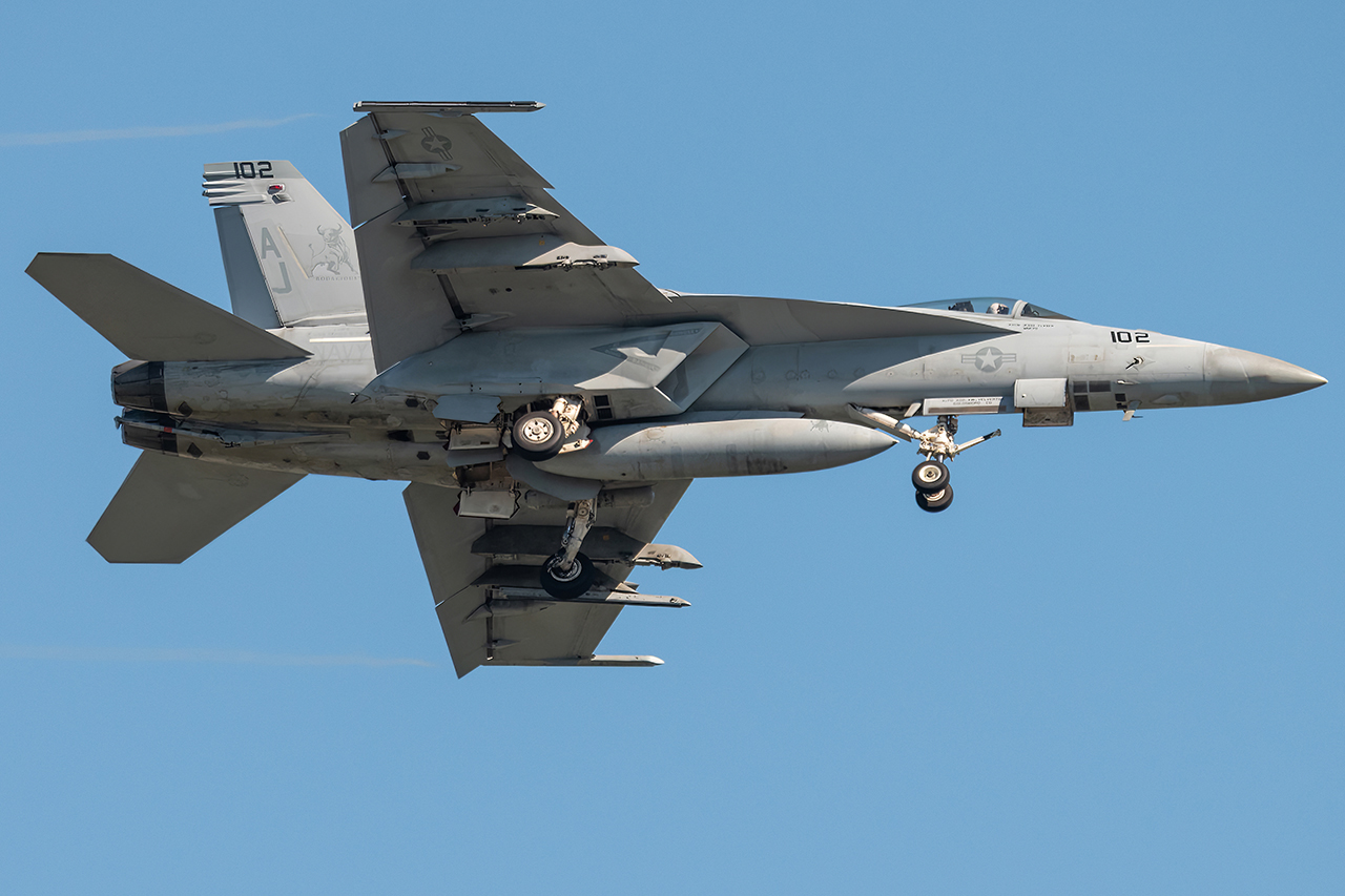 Full size: USN - United States Navy Boeing F/A-18E/F Super Hornet 169117 at Oceana Naval Air Station (Apollo Soucek Field)