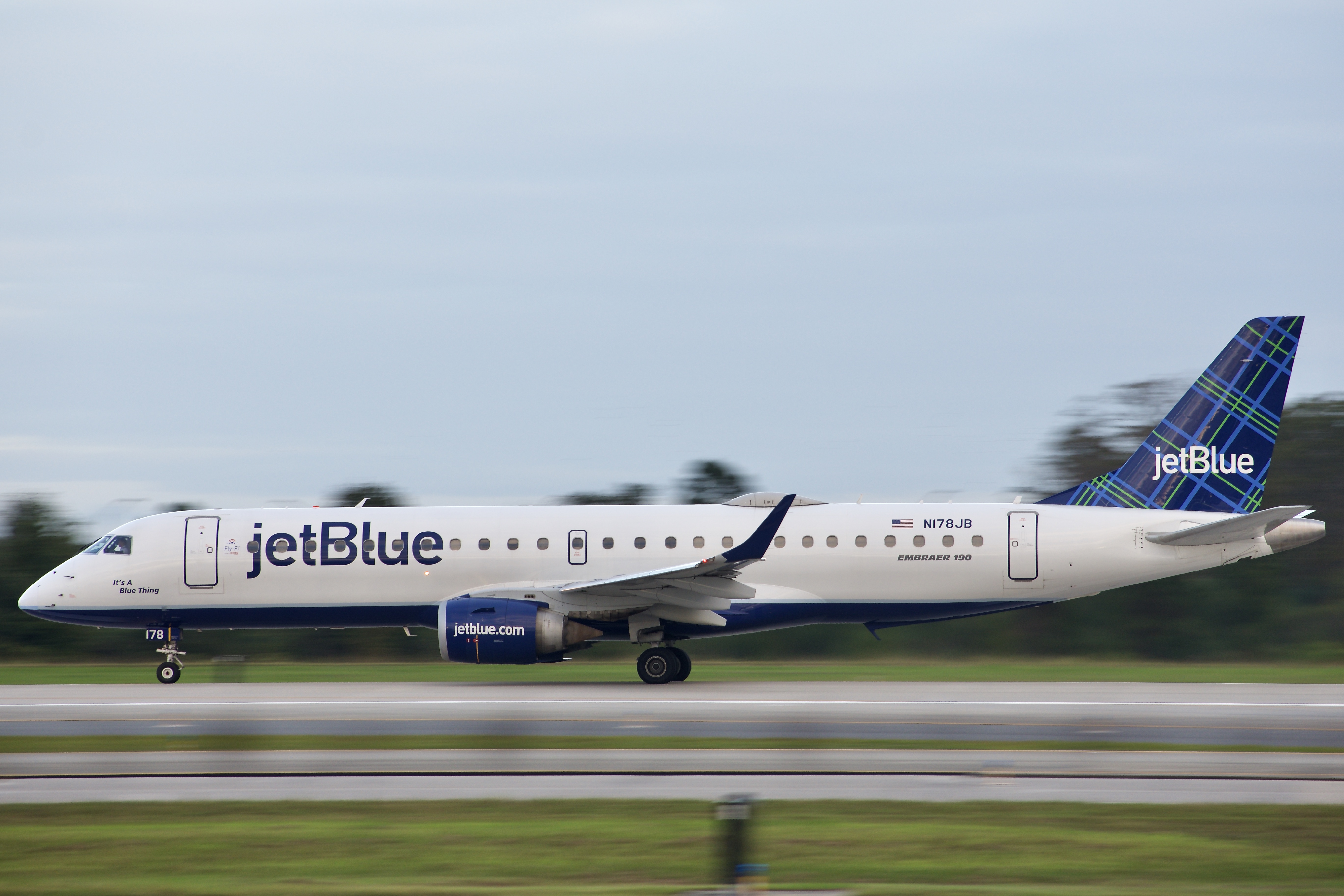 Full size: JetBlue Airways Embraer E190 N178JB at Orlando International Airport