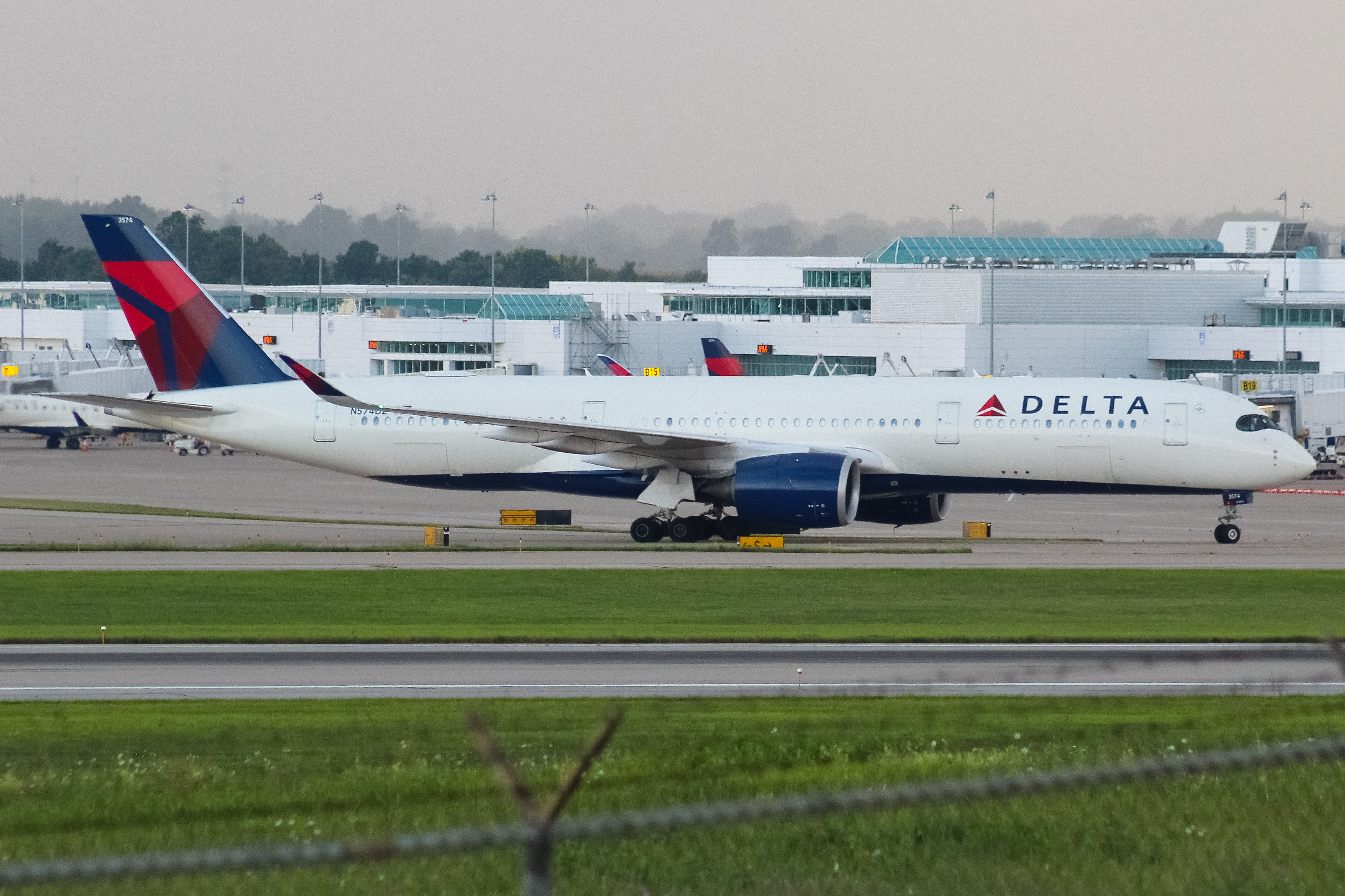 Full size: Delta Airlines Airbus A350-900 N574DZ at Cincinnati/Northern Kentucky International Airport