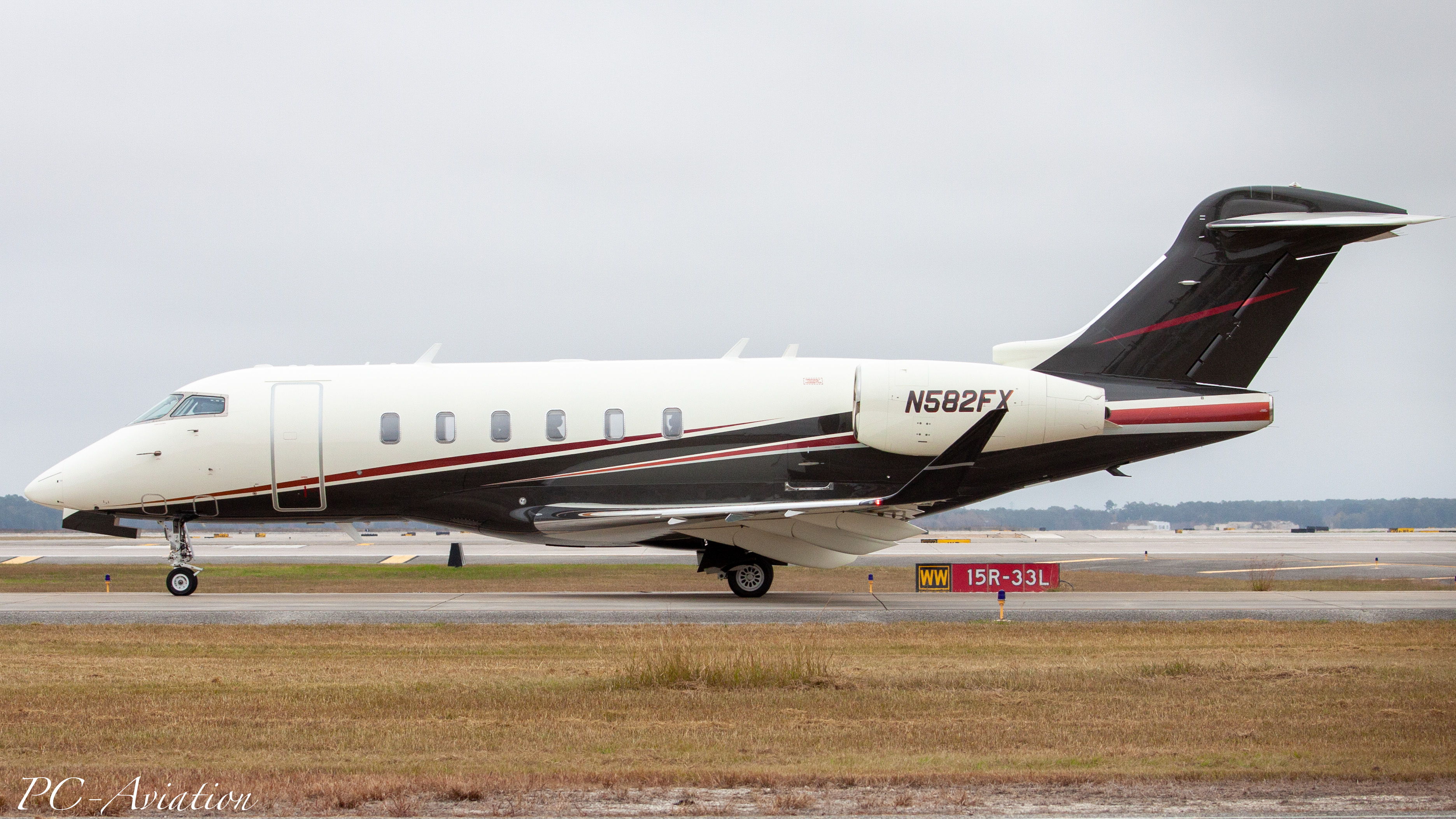 Full size: PRIVATE Bombardier Challenger 300 N582FX at Houston-George Bush Intercontinental Airport