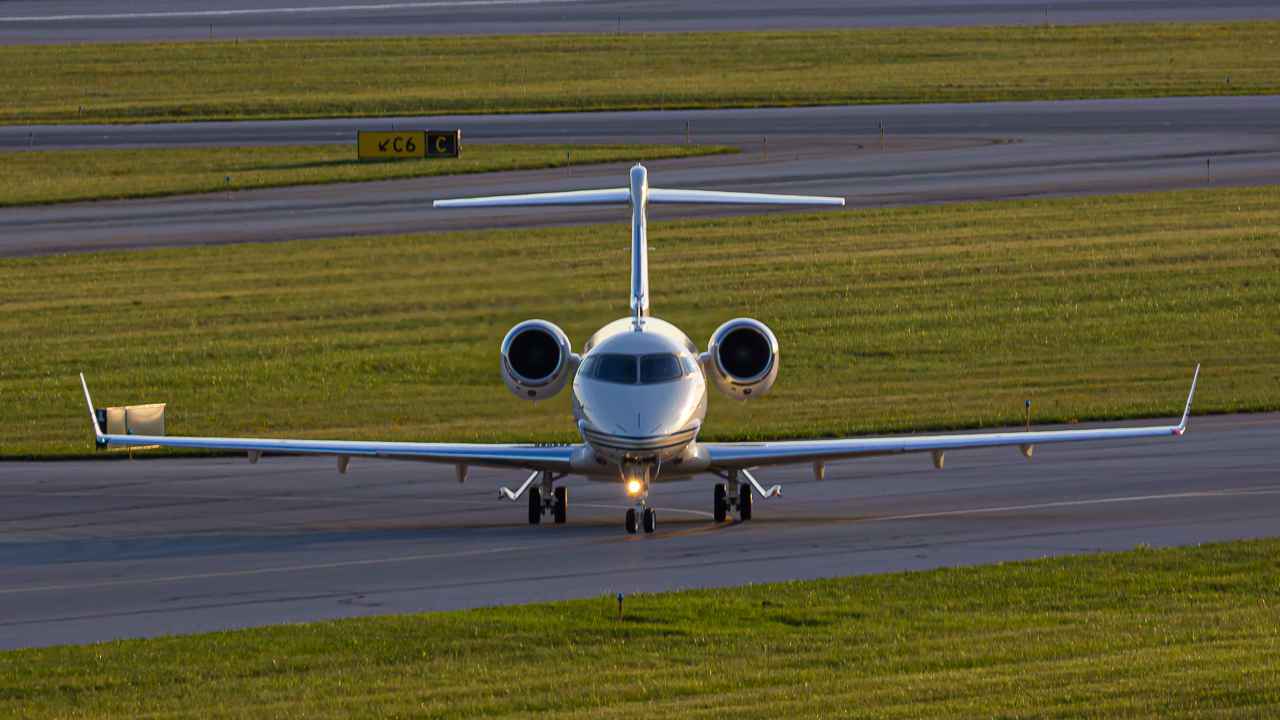 Full size: PRIVATE Bombardier Challenger 300 N495EC at John Glenn Columbus International Airport