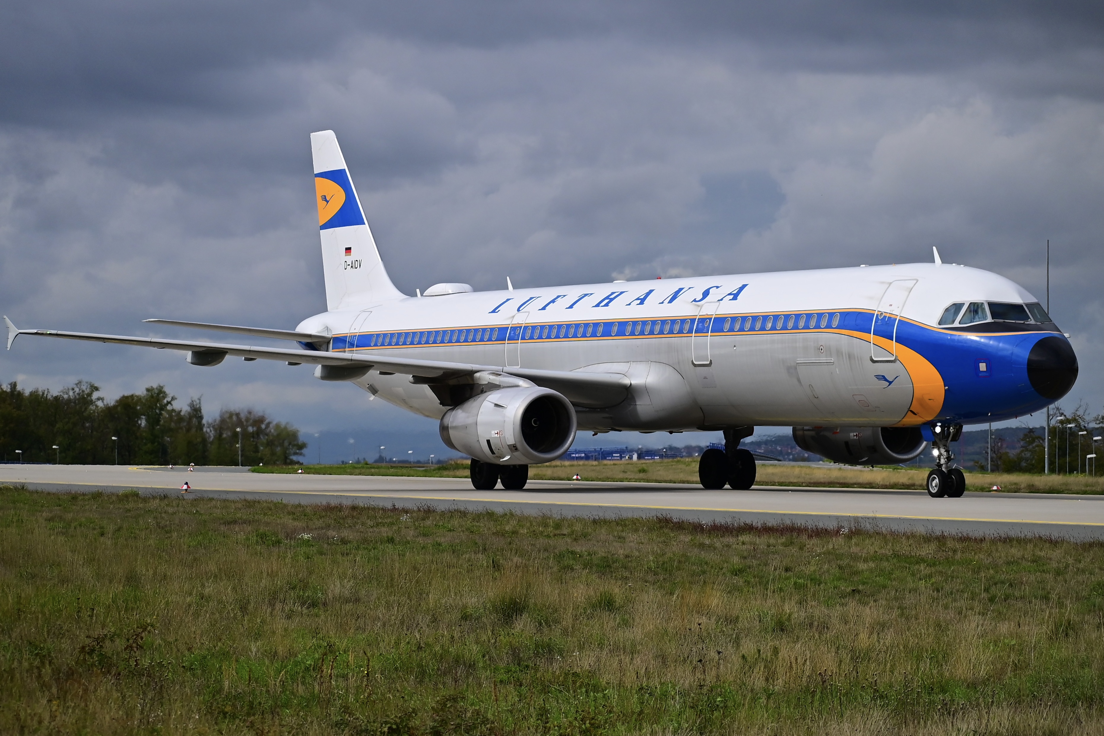Full size: Lufthansa Airbus A321-200 D-AIDV at Frankfurt International Airport