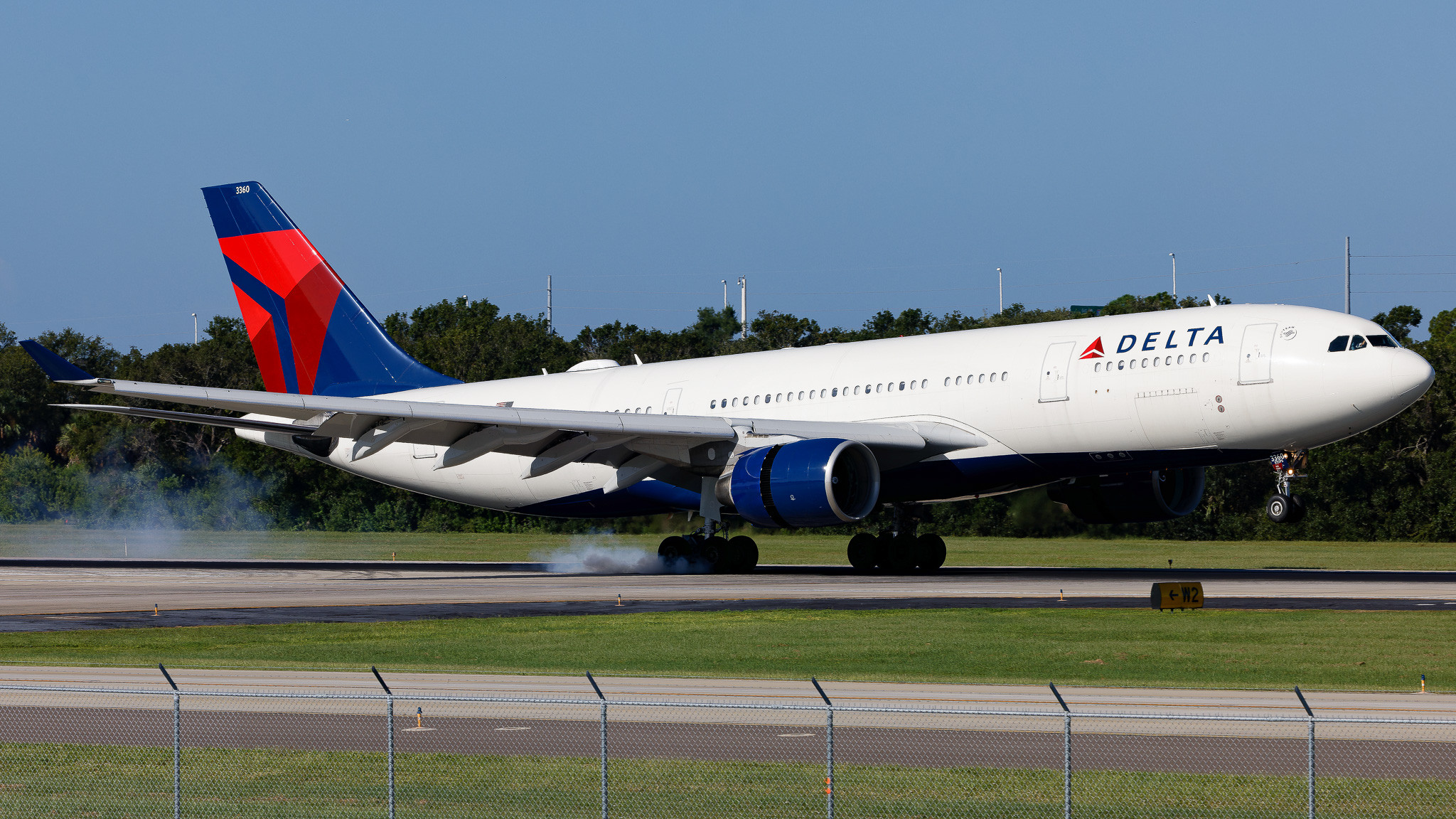 Full size: Delta Airlines Airbus A330-200 N860NW at Tampa International Airport