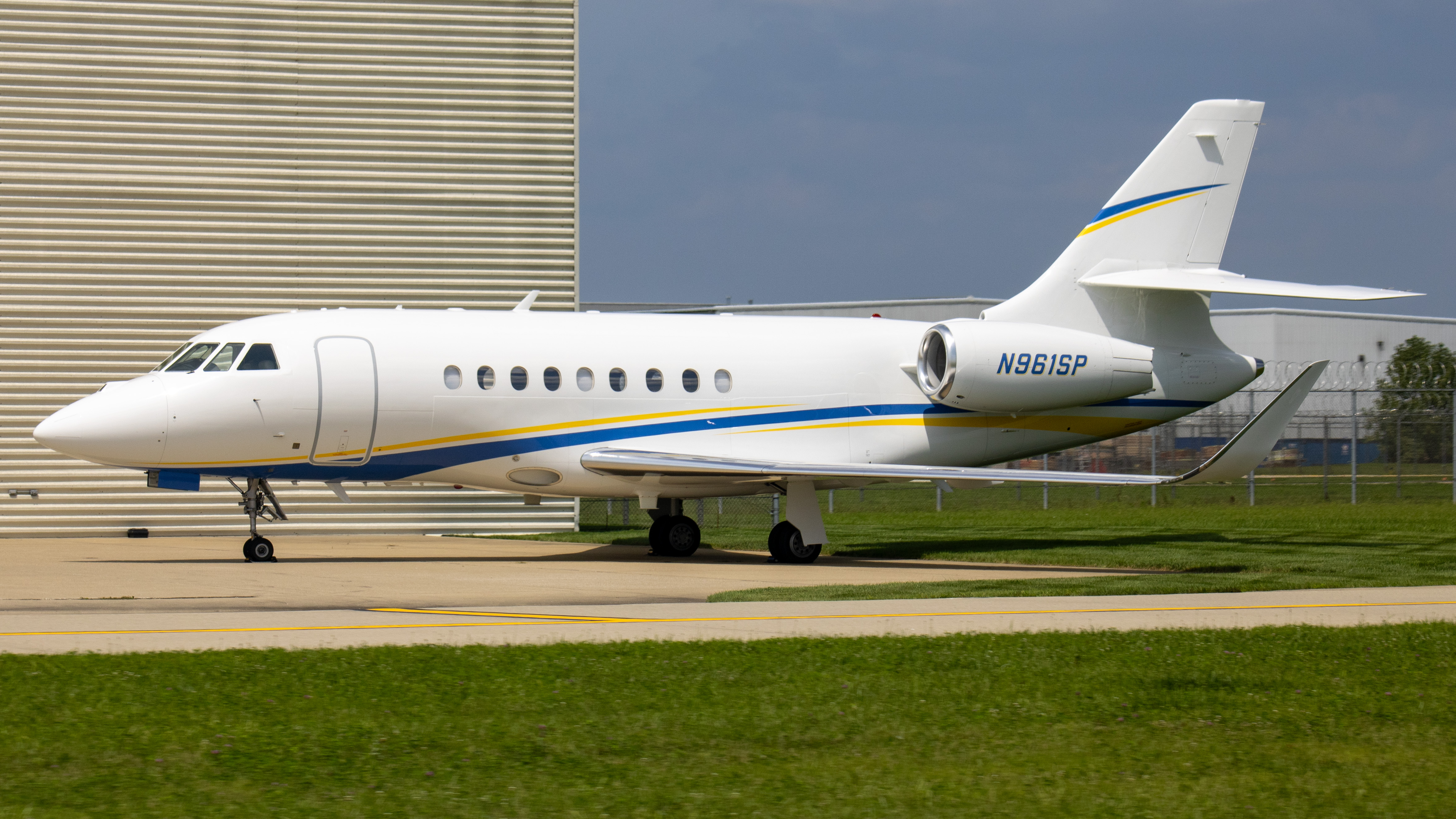 Full size: PRIVATE Dassault Falcon 2000EX N961SP at Indianapolis International Airport