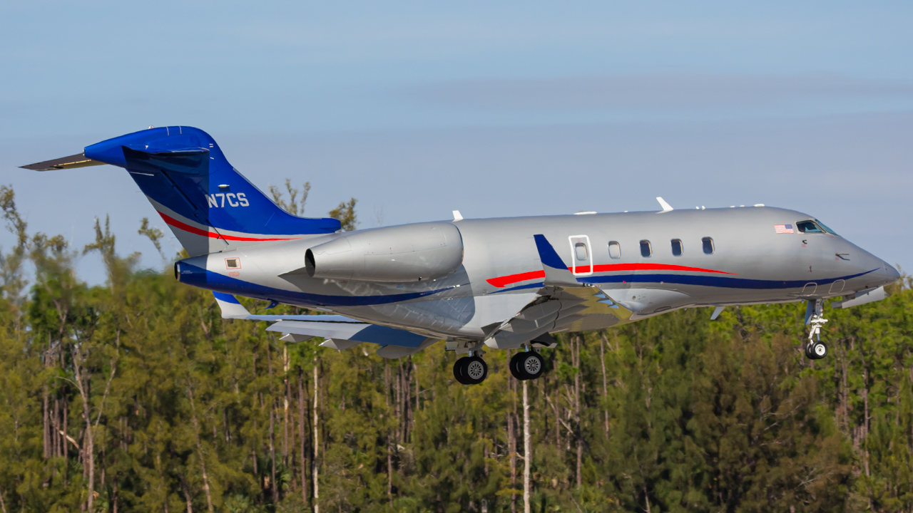 Full size: PRIVATE Bombardier Challenger 300 N7CS at Naples Municipal Airport