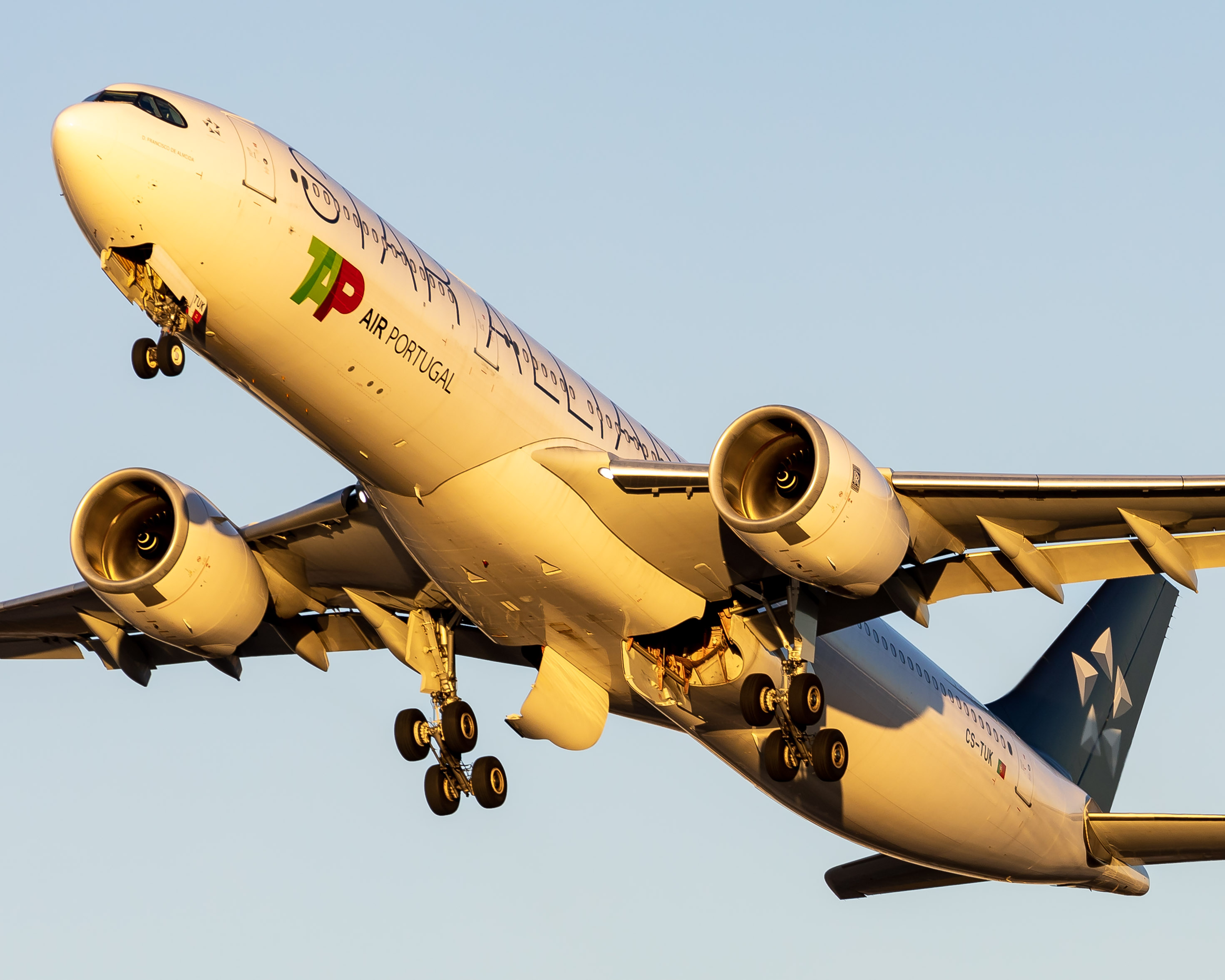 Full size: TAP Air Portugal Airbus A330-900 CS-TUK at Miami International Airport