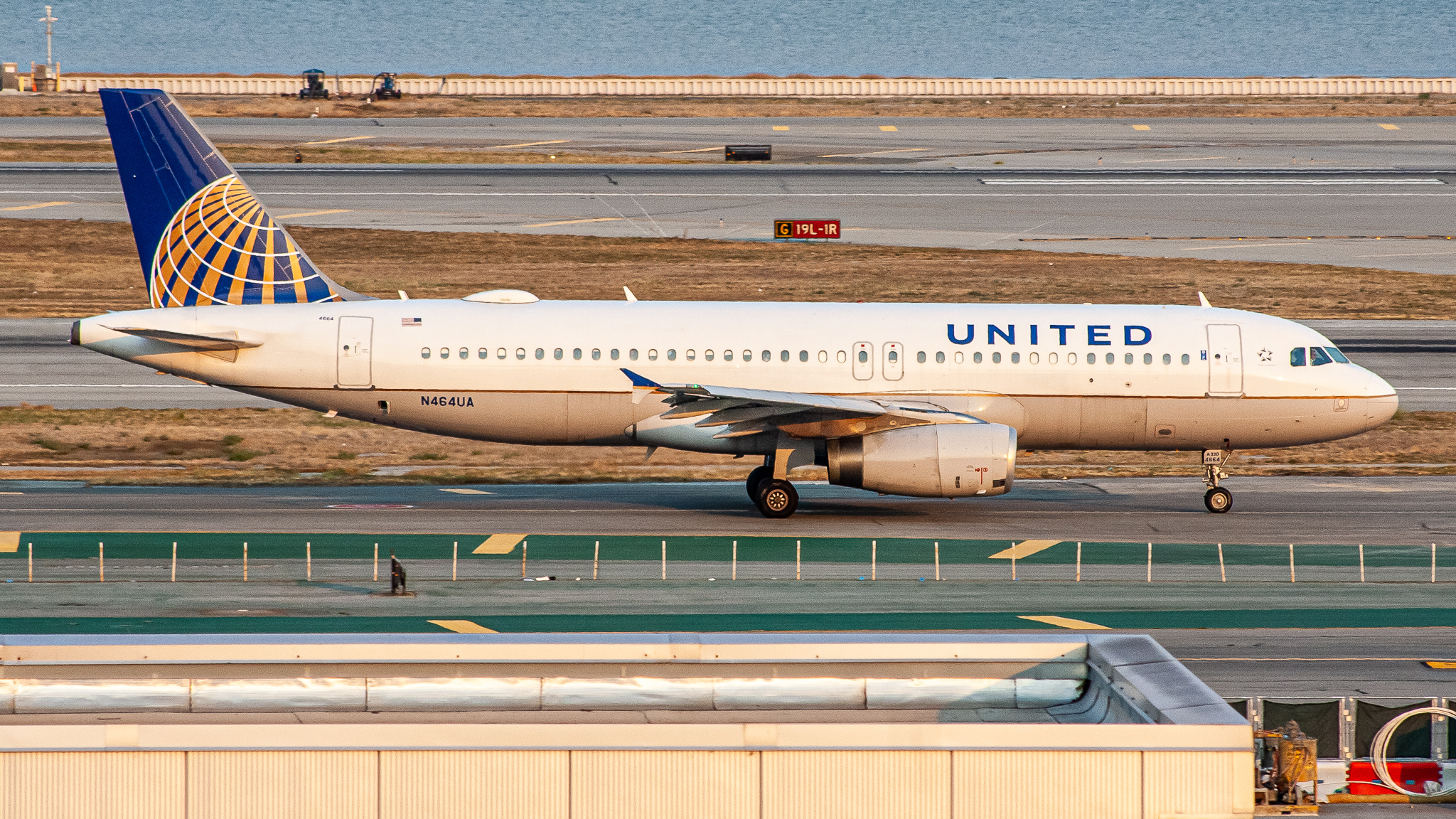 Full size: United Airlines Airbus A320 N464UA at San Francisco International Airport