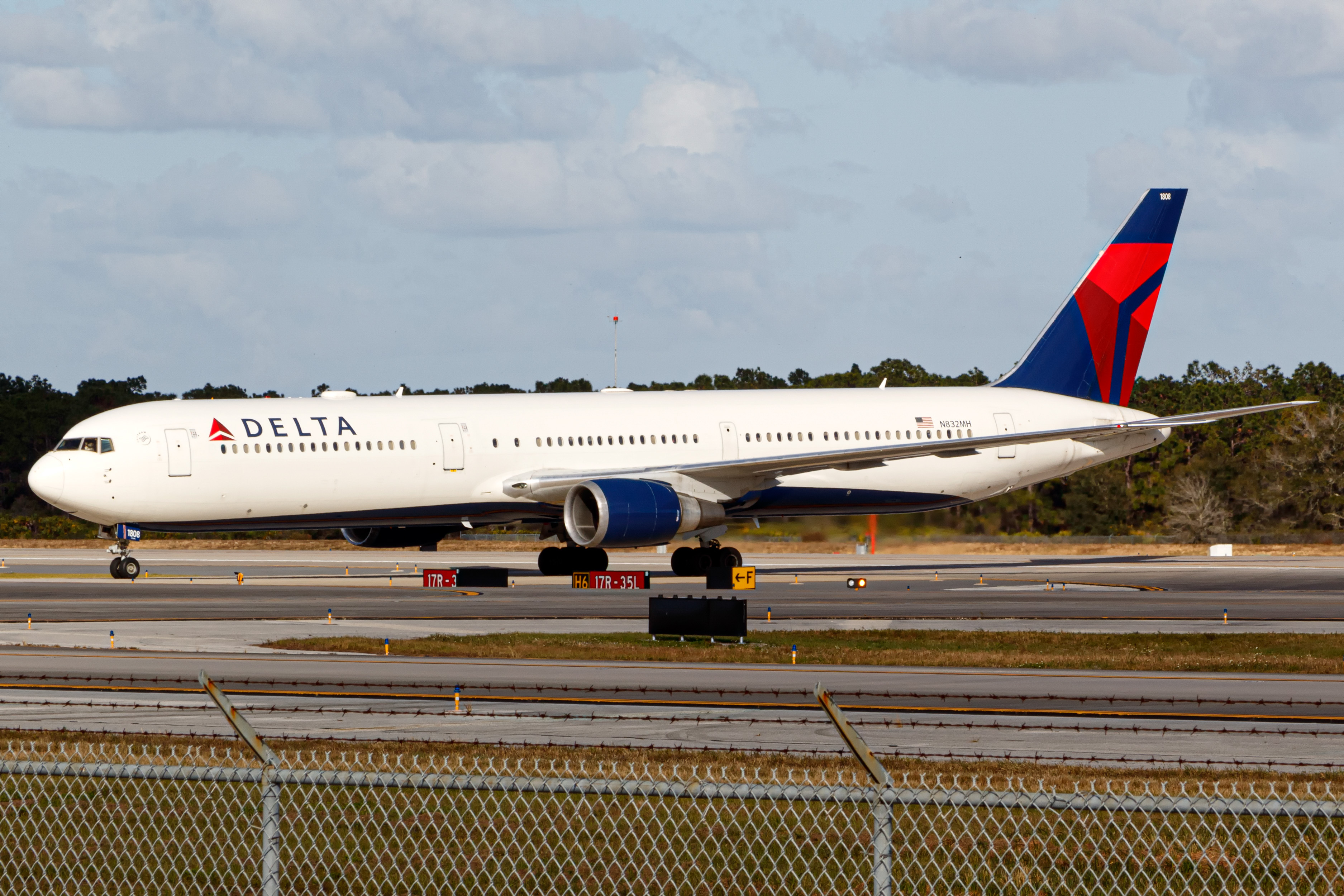 Full size: Delta Airlines Boeing 767-400ER N832MH at Orlando International Airport
