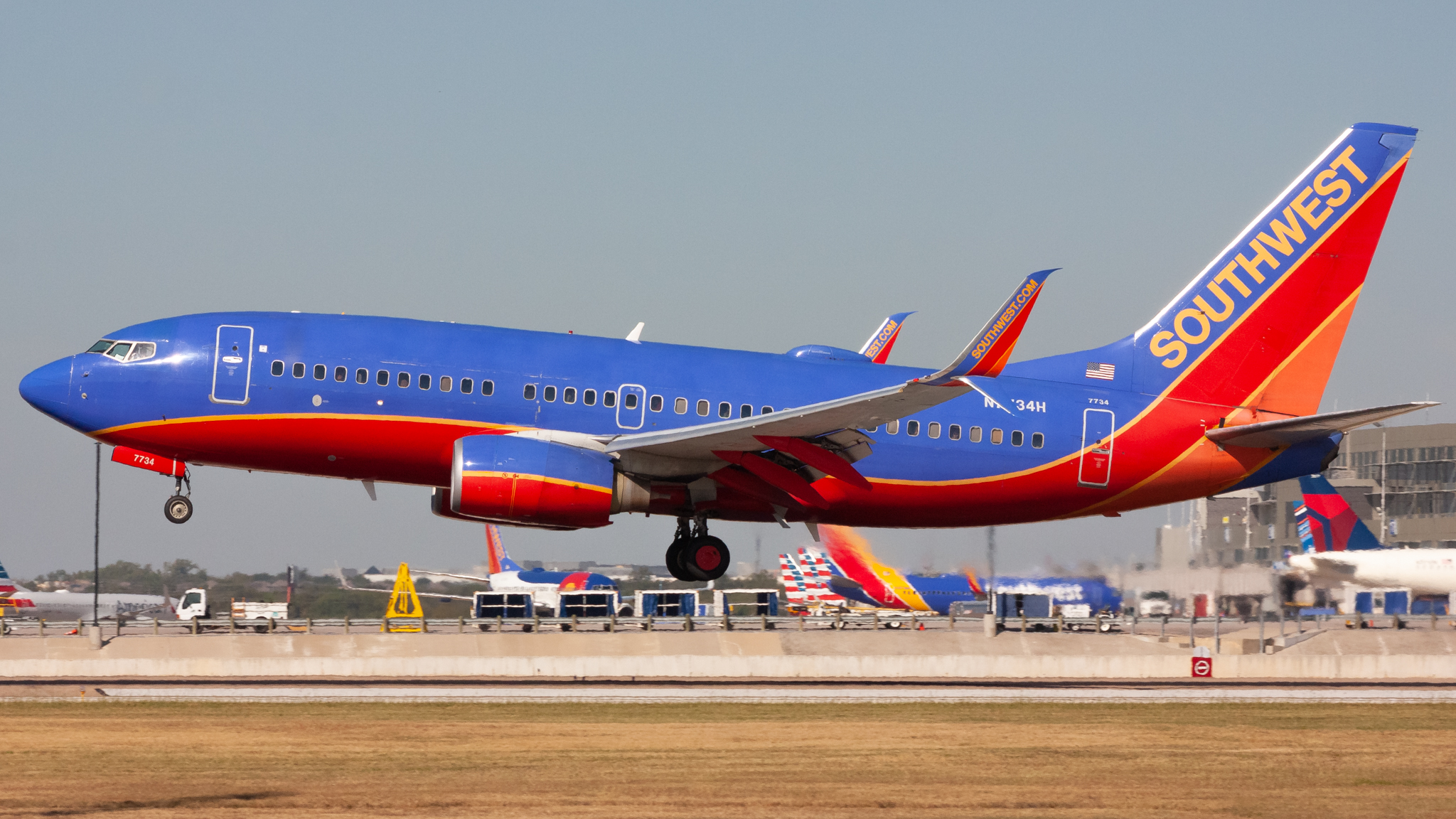 Full size: Southwest Airlines Boeing 737-700 N7734H at Austin-Bergstrom International Airport