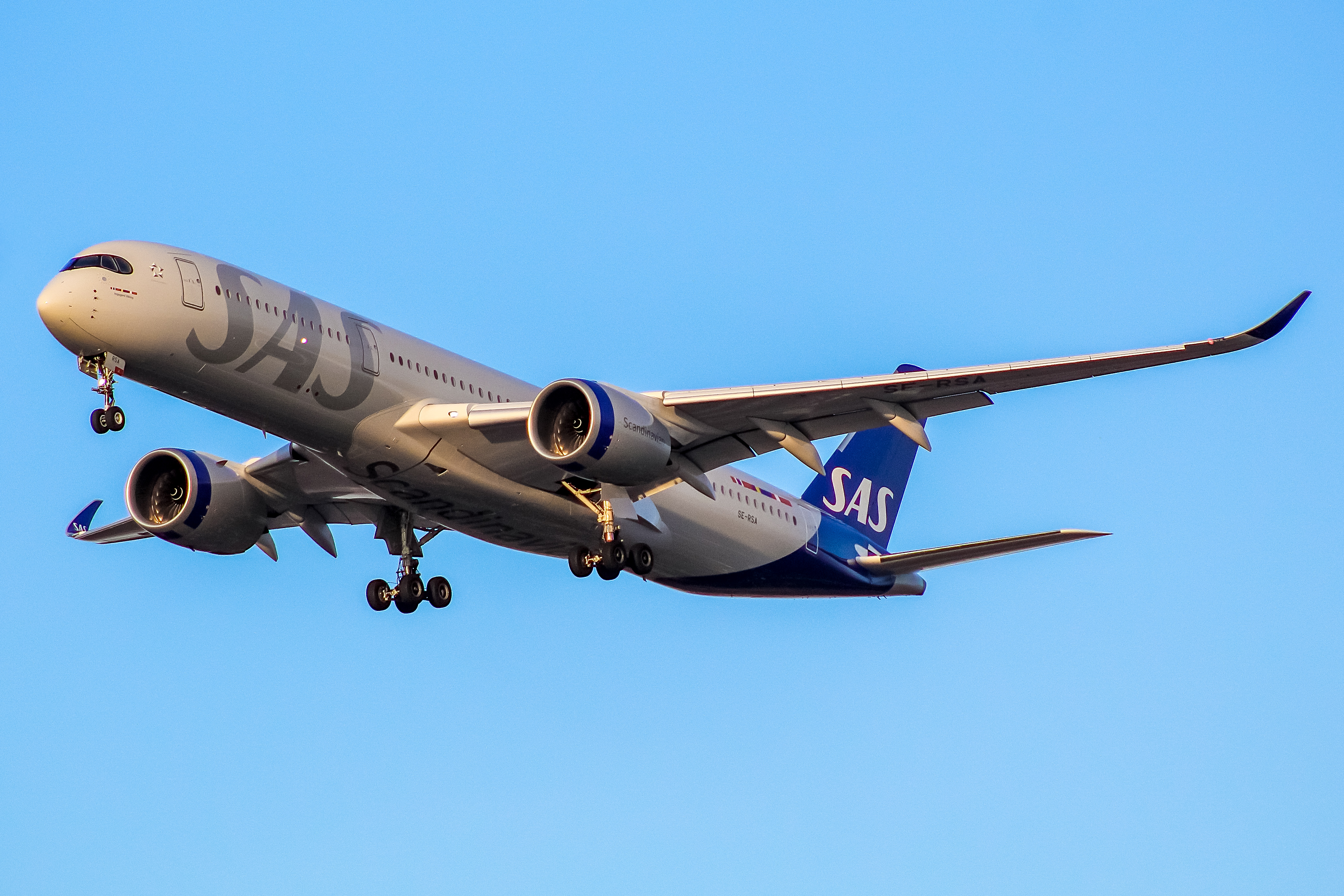 Full size: Scandinavian Airlines Airbus A350-900 SE-RSA at Chicago O'Hare International Airport