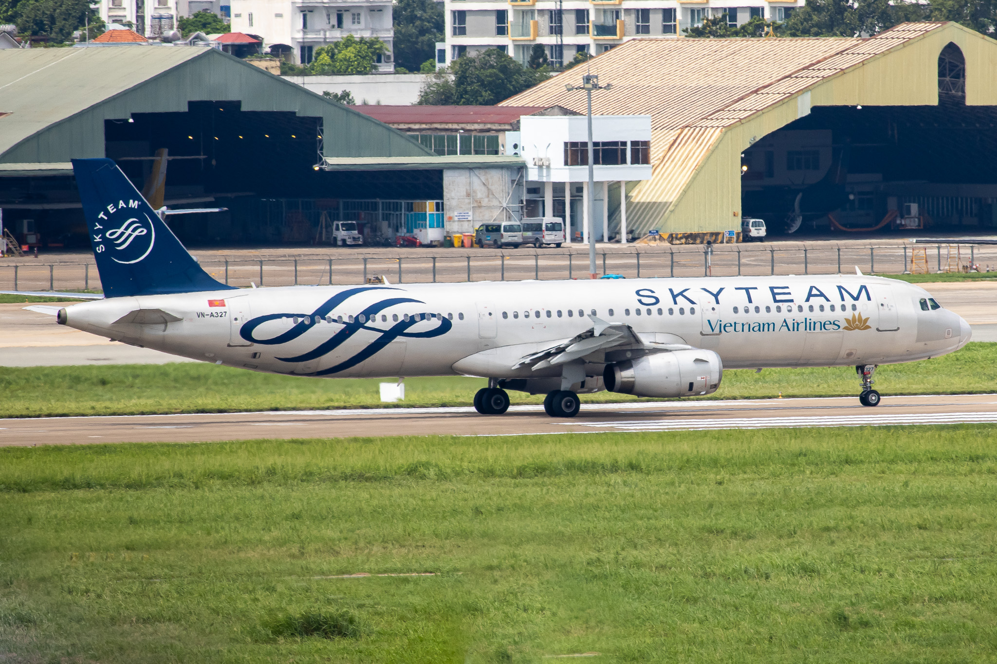 Full size: Vietnam Airlines Airbus A321-200 VN-A327 at Tan Son Nhat International Airport